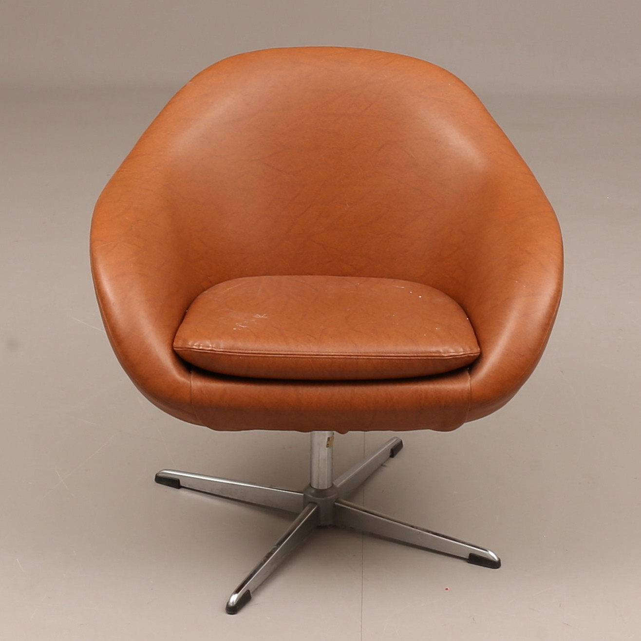 Fåtölj Konstskinn FÅTÖLJ, konstskinn, 1950tal. Möbler Fåtöljer & Stolar