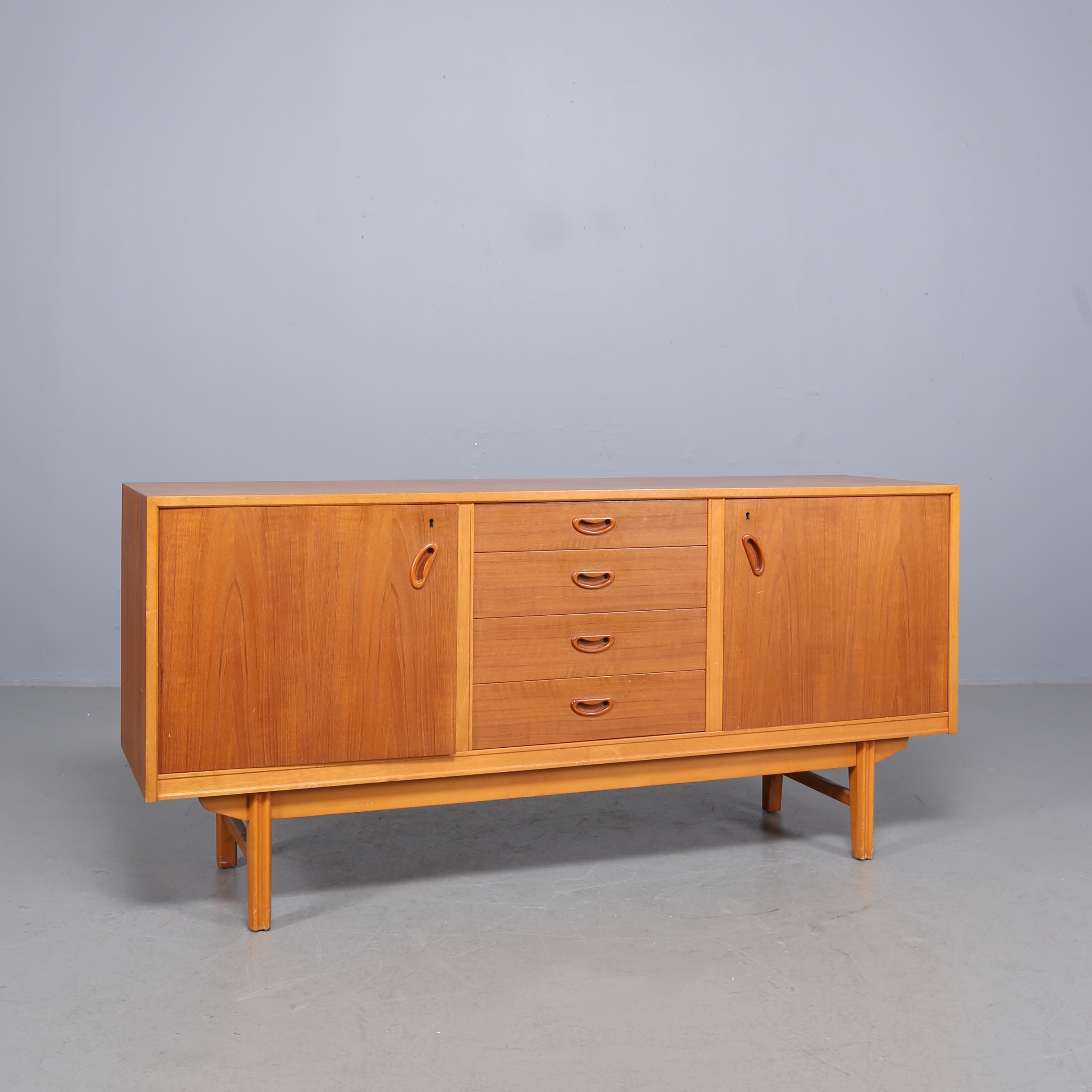 skänk teak Skänk, Teak, Sverige 1950/60-Tal. Möbler - Skåp & Hyllor - Auctionet