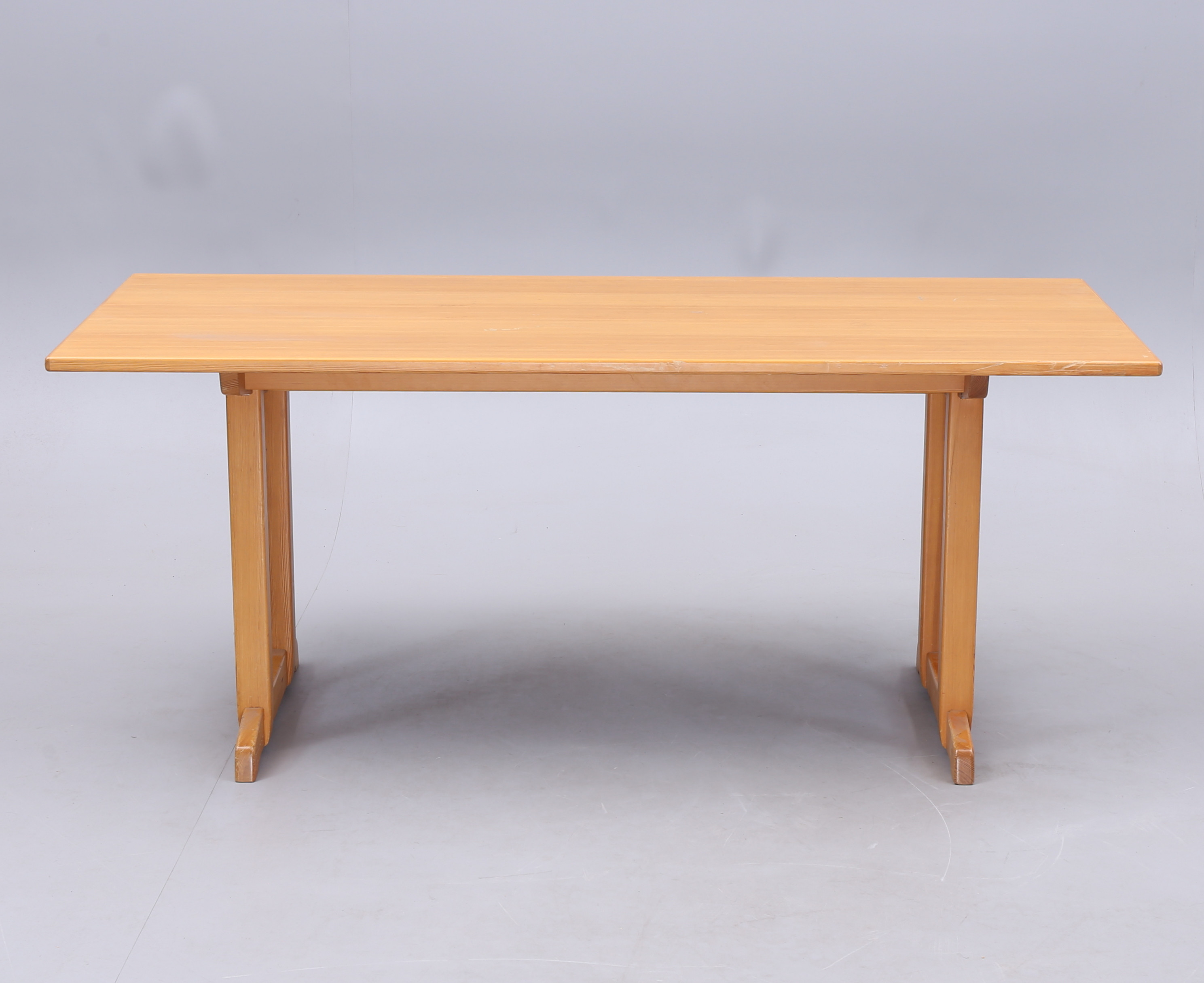 Carl Malmsten Bord Auktion CARL MALMSTEN. Bord, "Visingsö". Möbler Bord