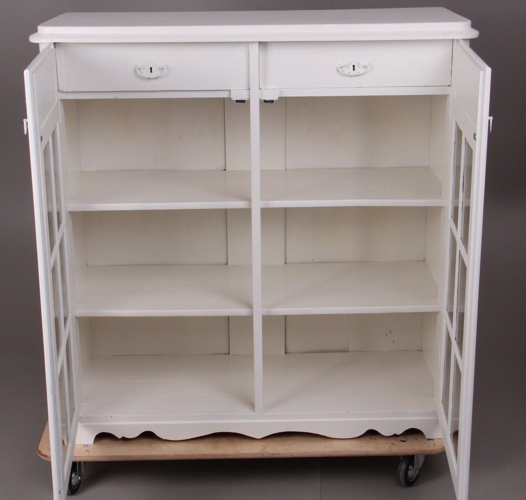 Vitrinskåp Och Skänk Bilder för 148024. VITRINSKÅP, Ombyggd skänk. 1900talets mitt.