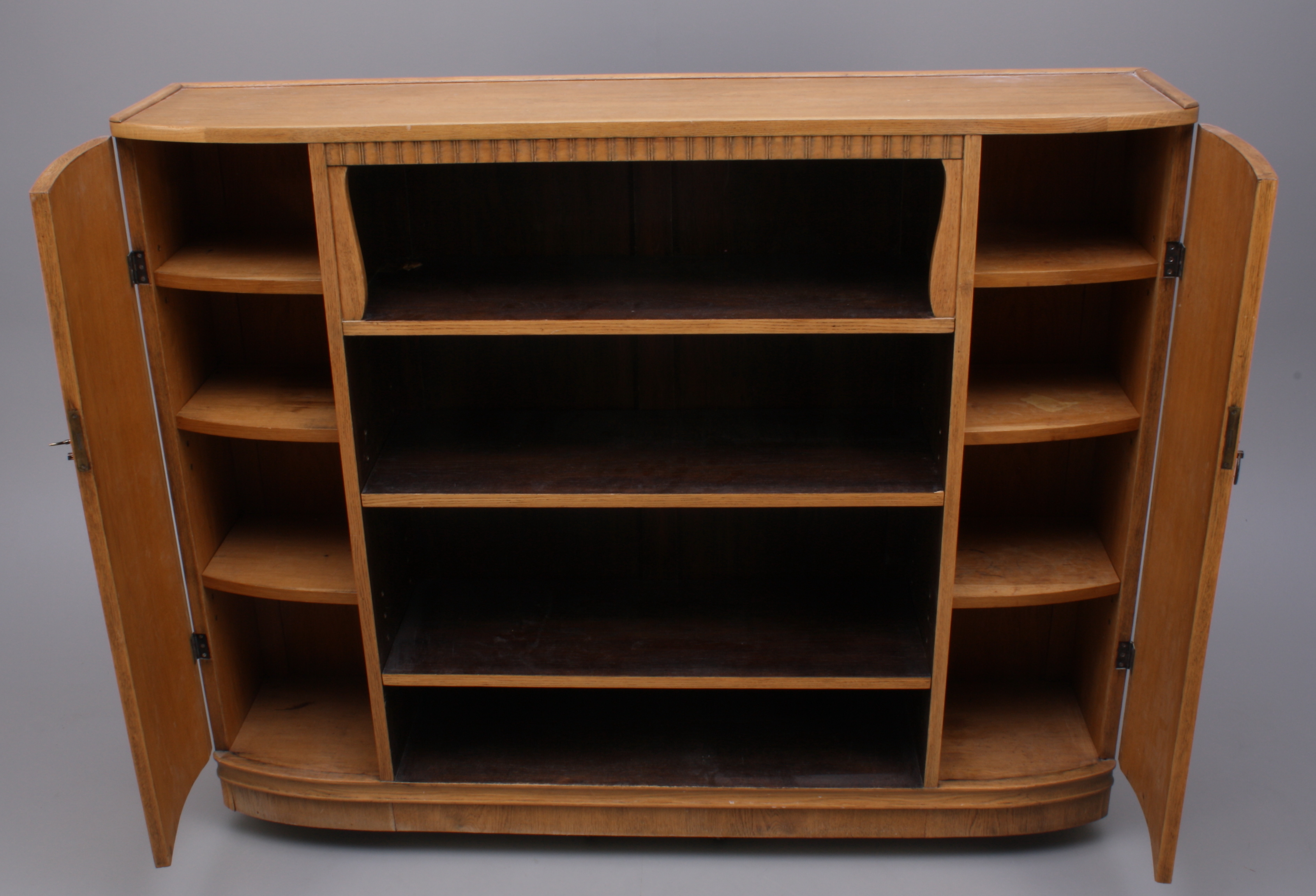 Runda Hyllplan Bilder för 152199. BOKHYLLA, trä, 3 hyllplan, pardörrar, runda hörn