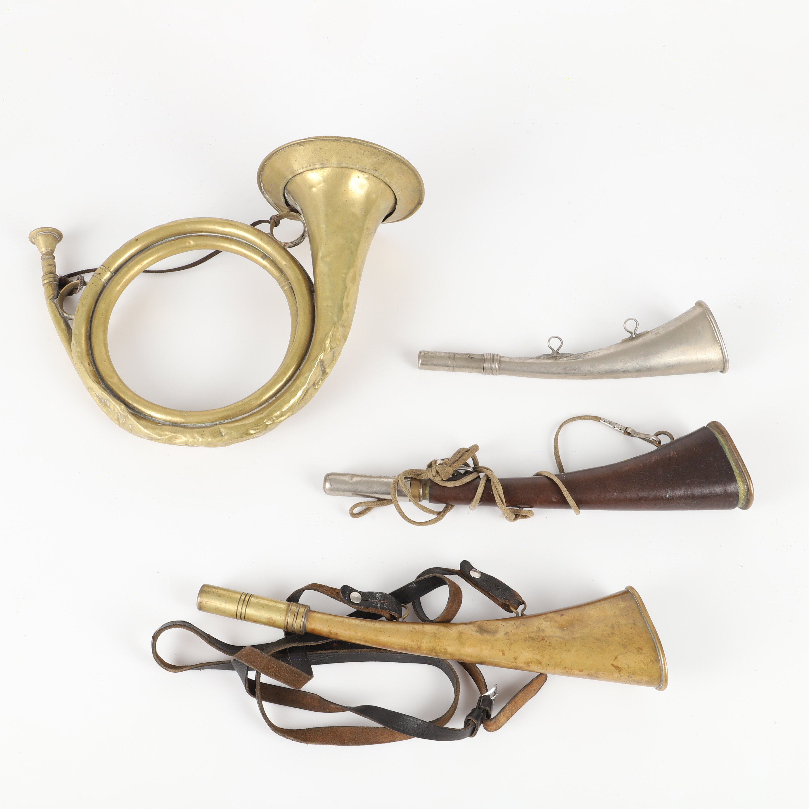 JAKTHORN, 4 stycken, mässing, läder och metall, 1900tal