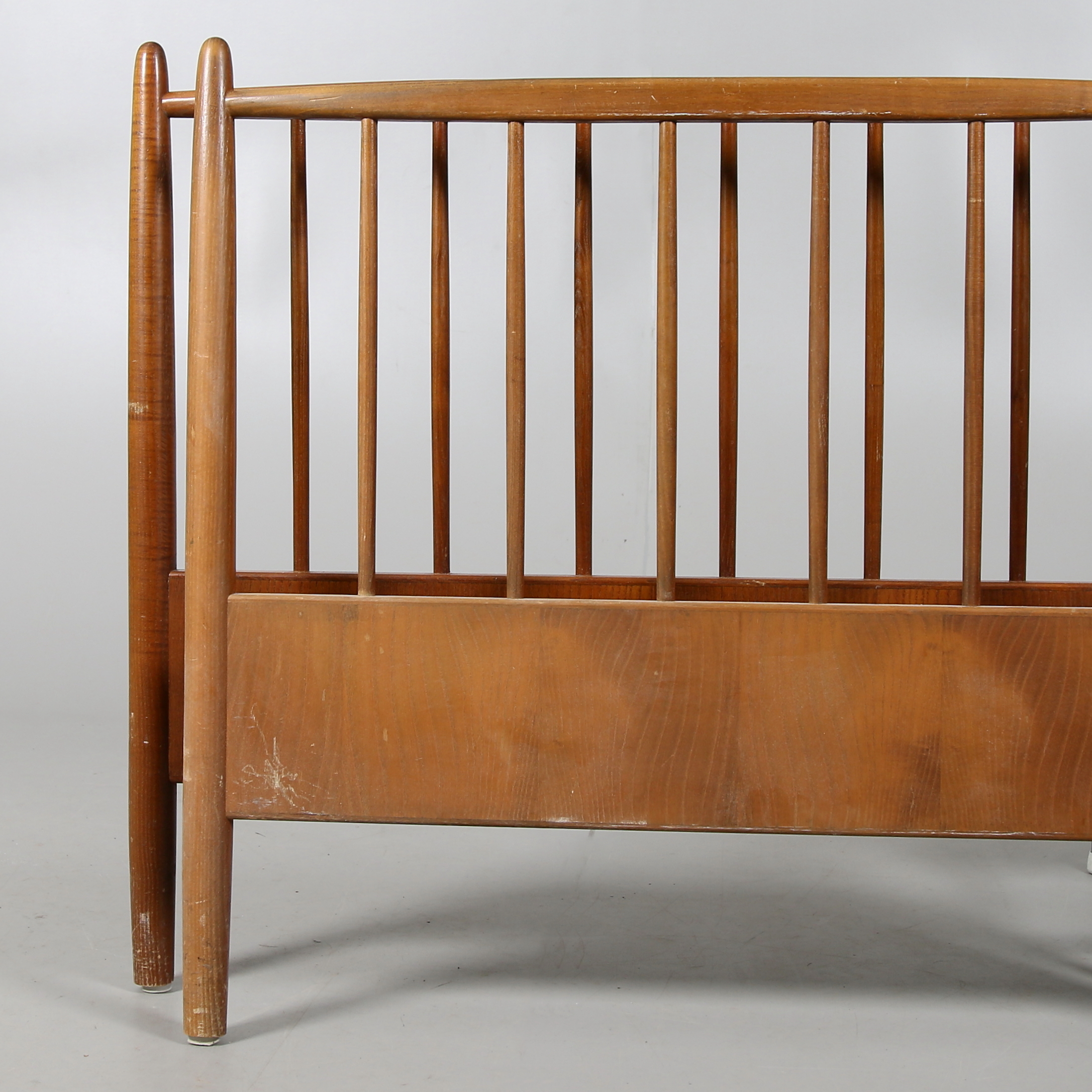 Sänggavel För Snedtak Bilder för 213693. SÄNGGAVEL, 2 delar, Dux. 1950tal.