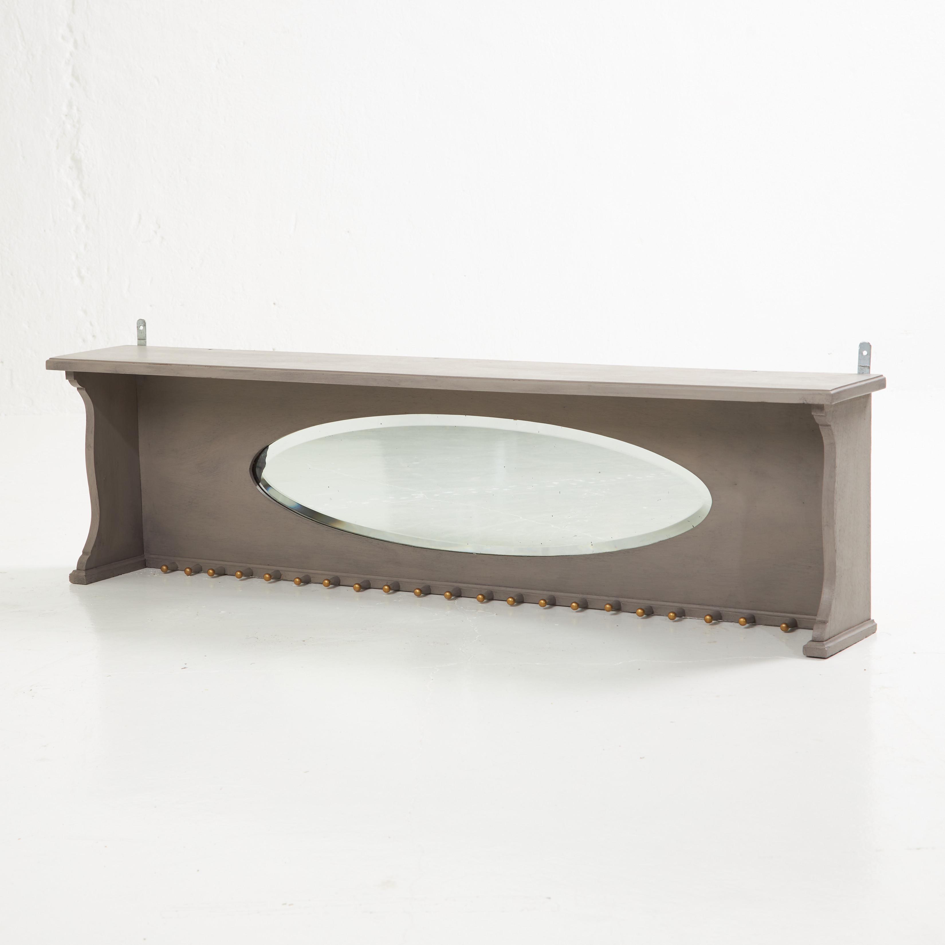 Hylla Sekelskifte Bilder för 2190366. HYLLA med klädknoppar, sekelskifte 1900, profilerad