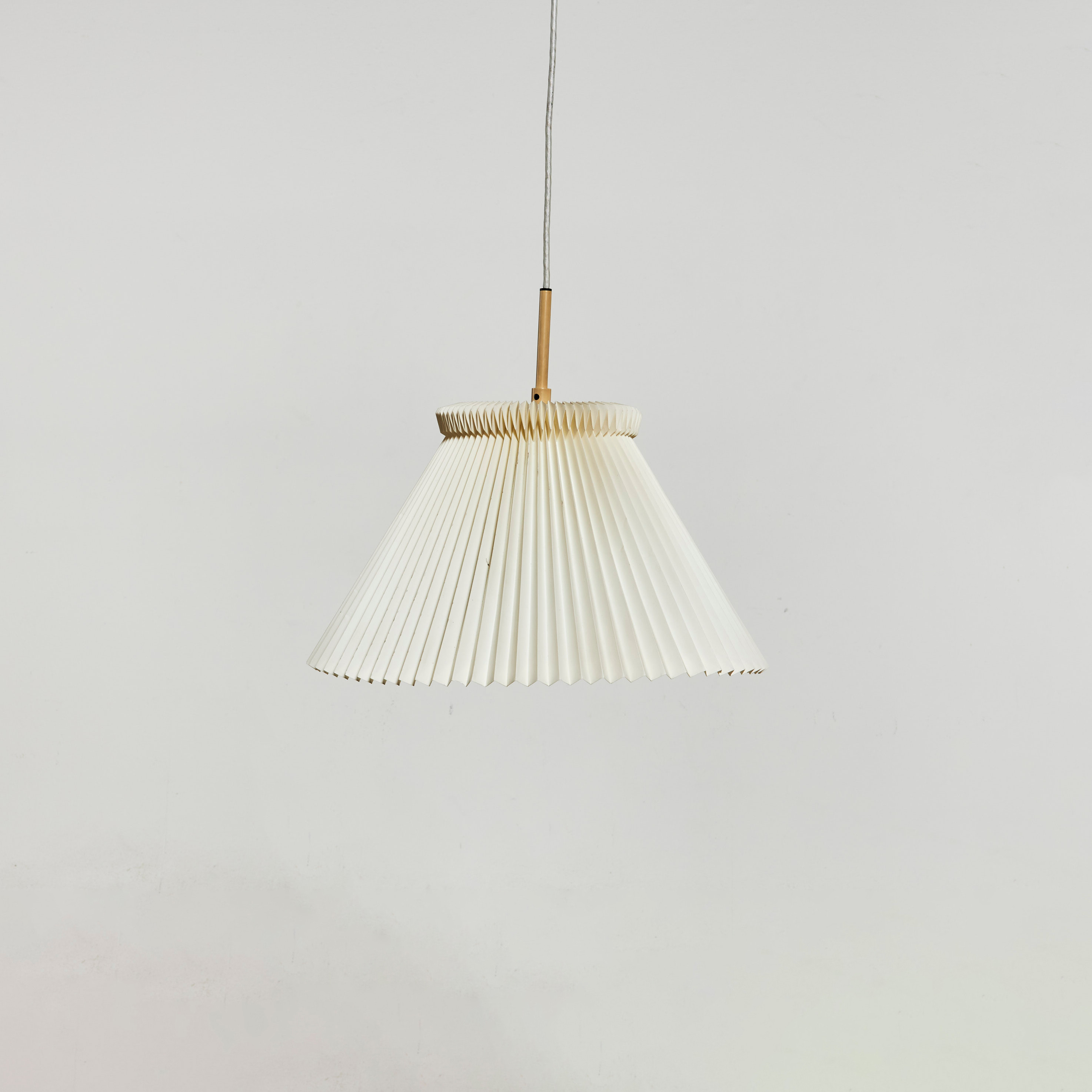 Le Klint Lampskärm Bilder för 2231559. TAKLAMPA, Le klint, hissfunktion, lampskärm i