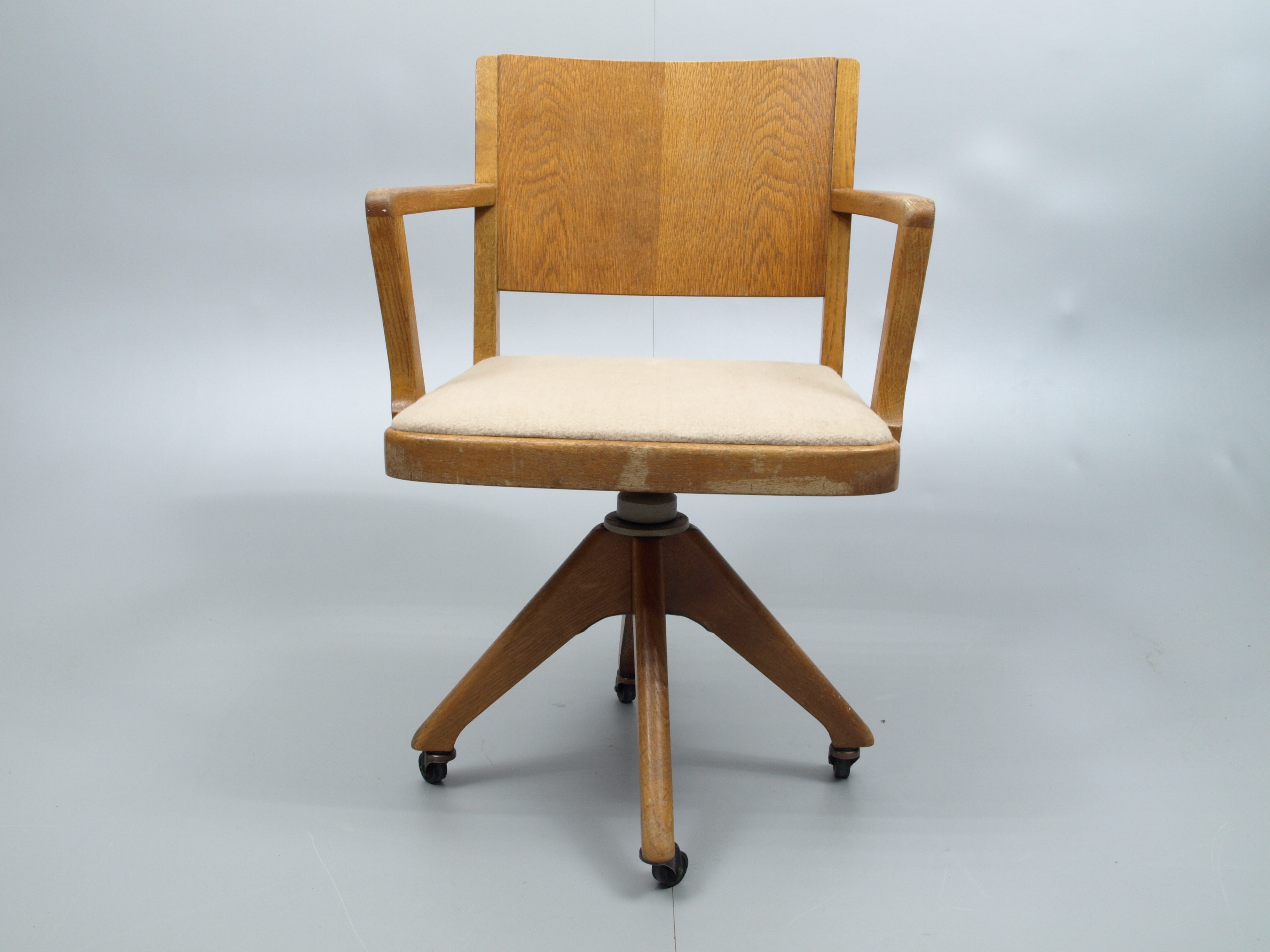 kontorsstol trä Kontorsstol, Trä Med Tygklädd Sits, Snurrmodell, 1930-Tal. Möbler - Fåtöljer & Stolar - Auctionet