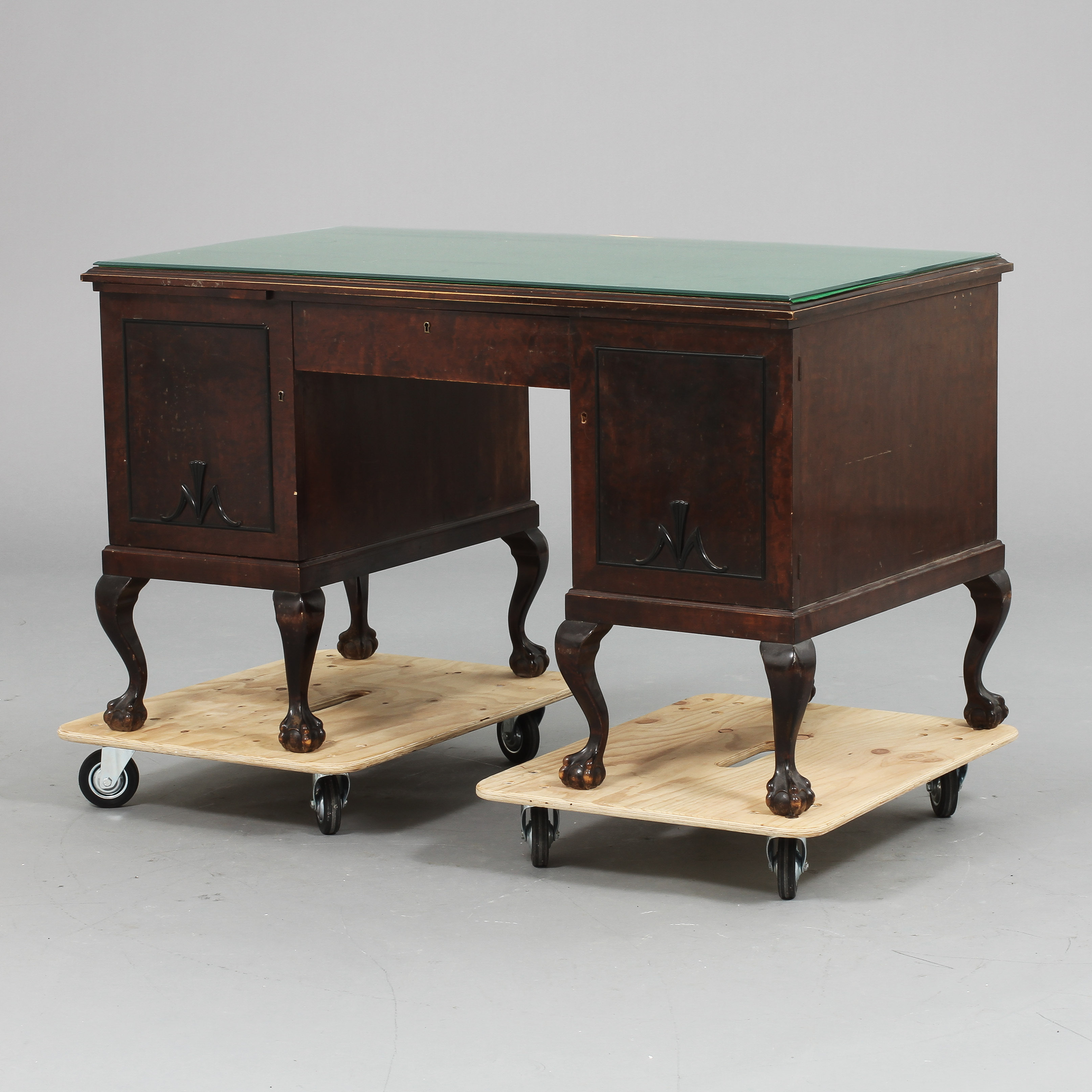 Skrivbords Fåtölj SKRIVBORD OCH FÅTÖLJ, 1900tal. Möbler Bord