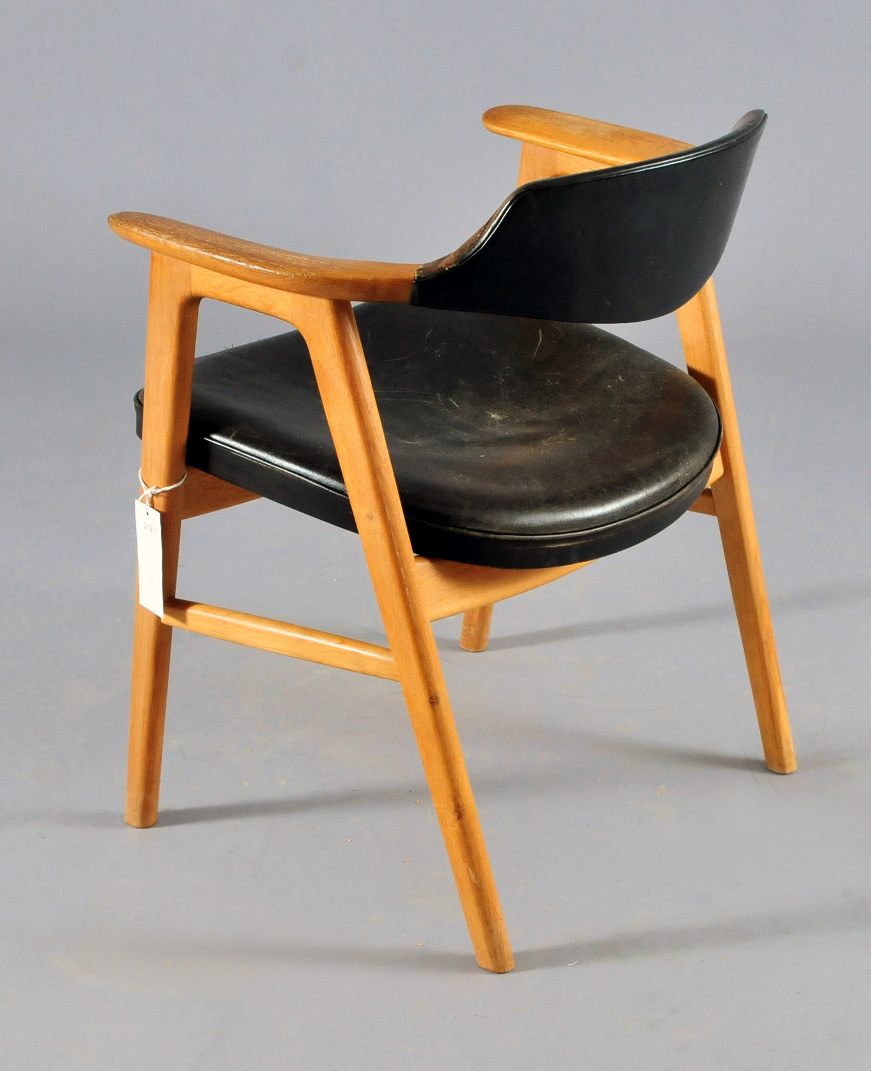 Dansk Karmstol KIRKEGAARD. KARMSTOL, dansk. Möbler Fåtöljer & Stolar