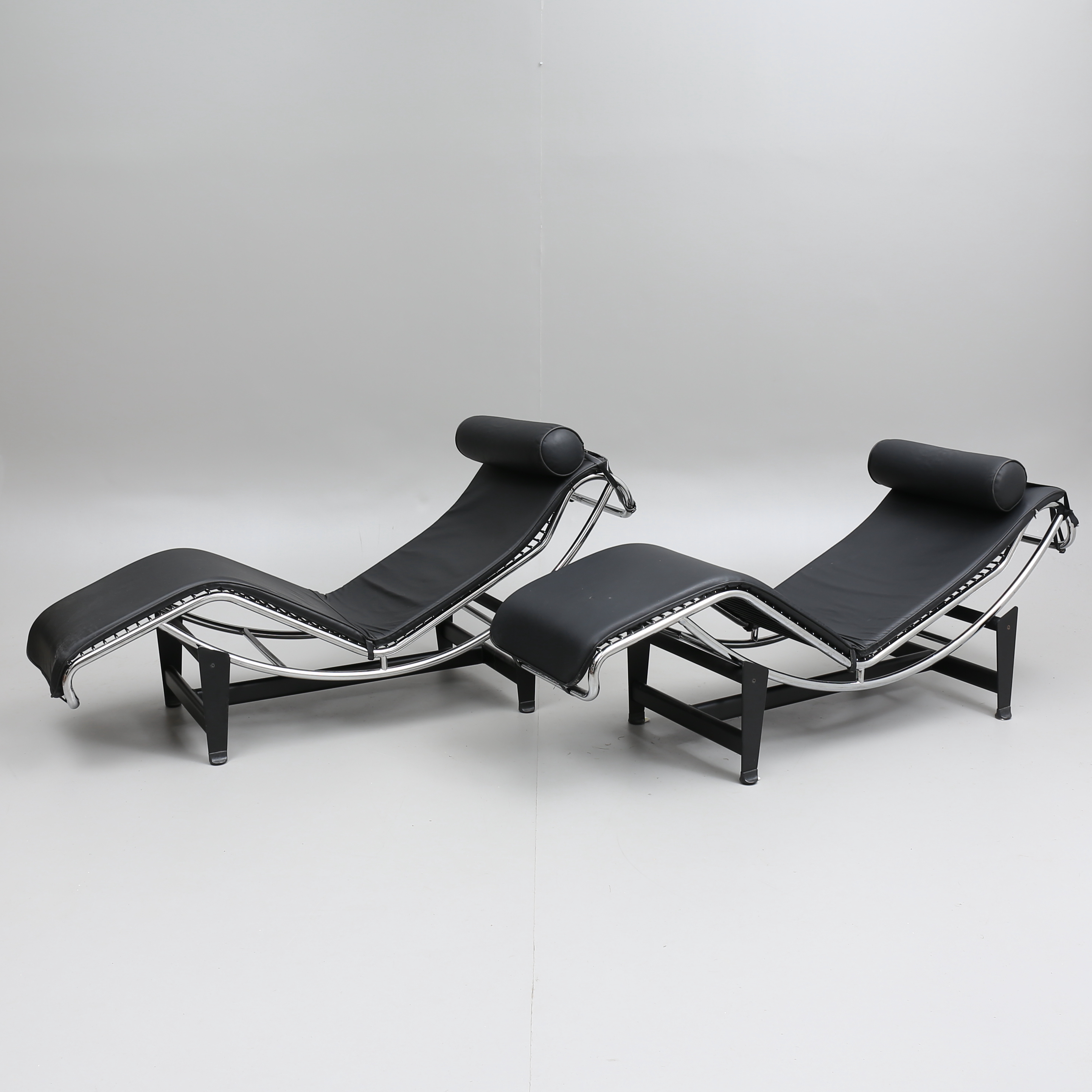 Le Corbusier Liggfåtölj Bilder för 292855. LIGGFÅTÖLJER, 2 st, efter Le Corbusier.