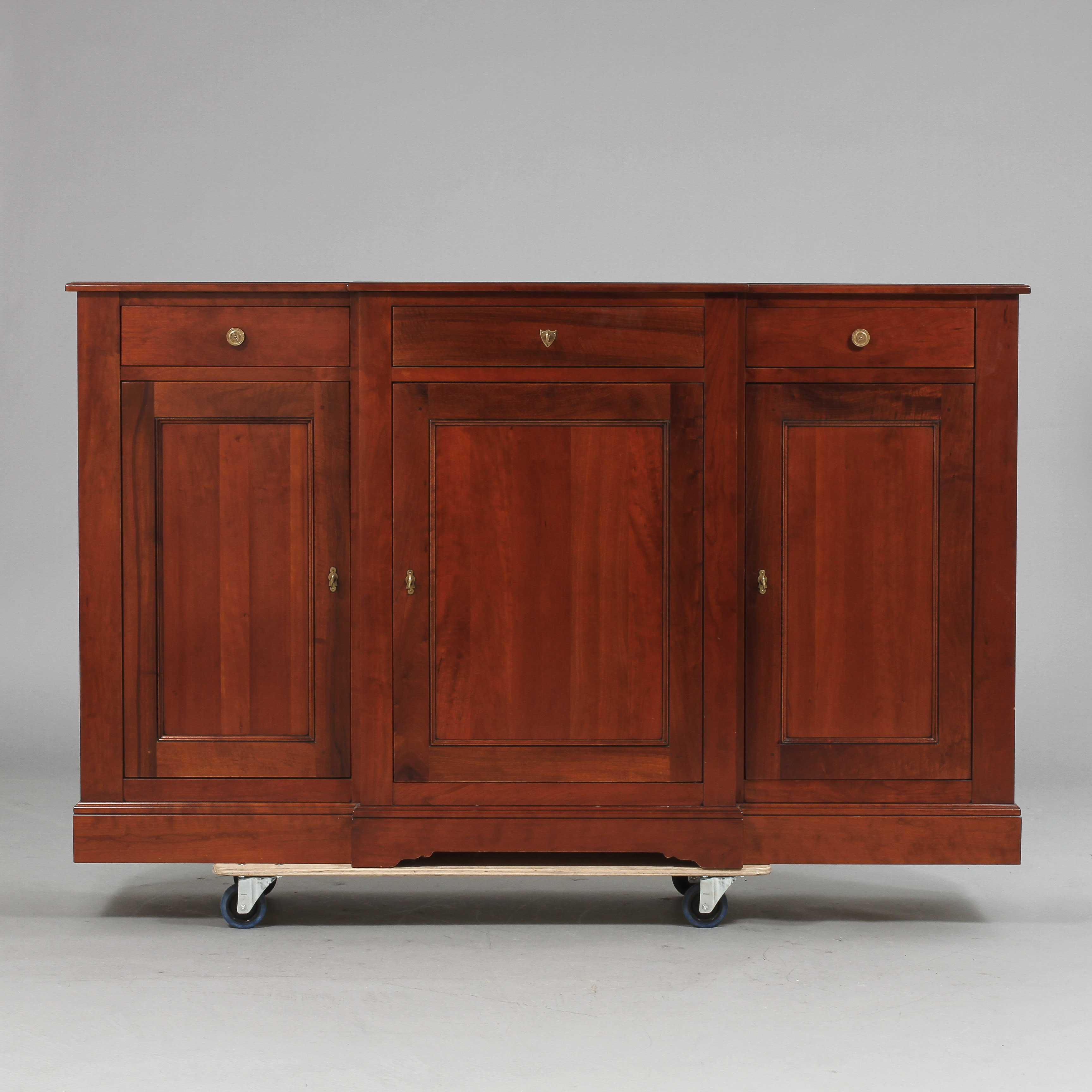 Grange Möbler SIDEBOARD, "Grange". Möbler Skåp & Hyllor