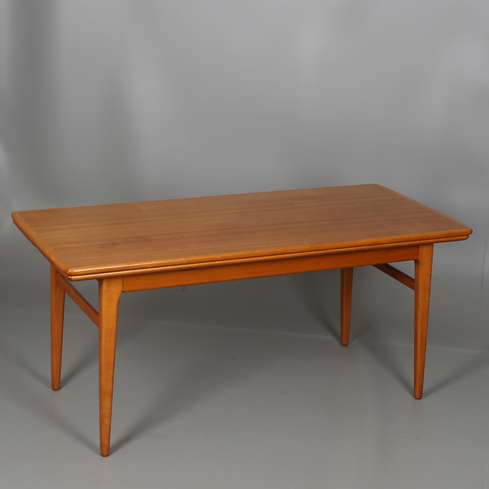 höjbart soffbord Soffbord I Teak, Höj- Och Sänkbart, 1900-Talets Mitt. Möbler - Bord - Auctionet