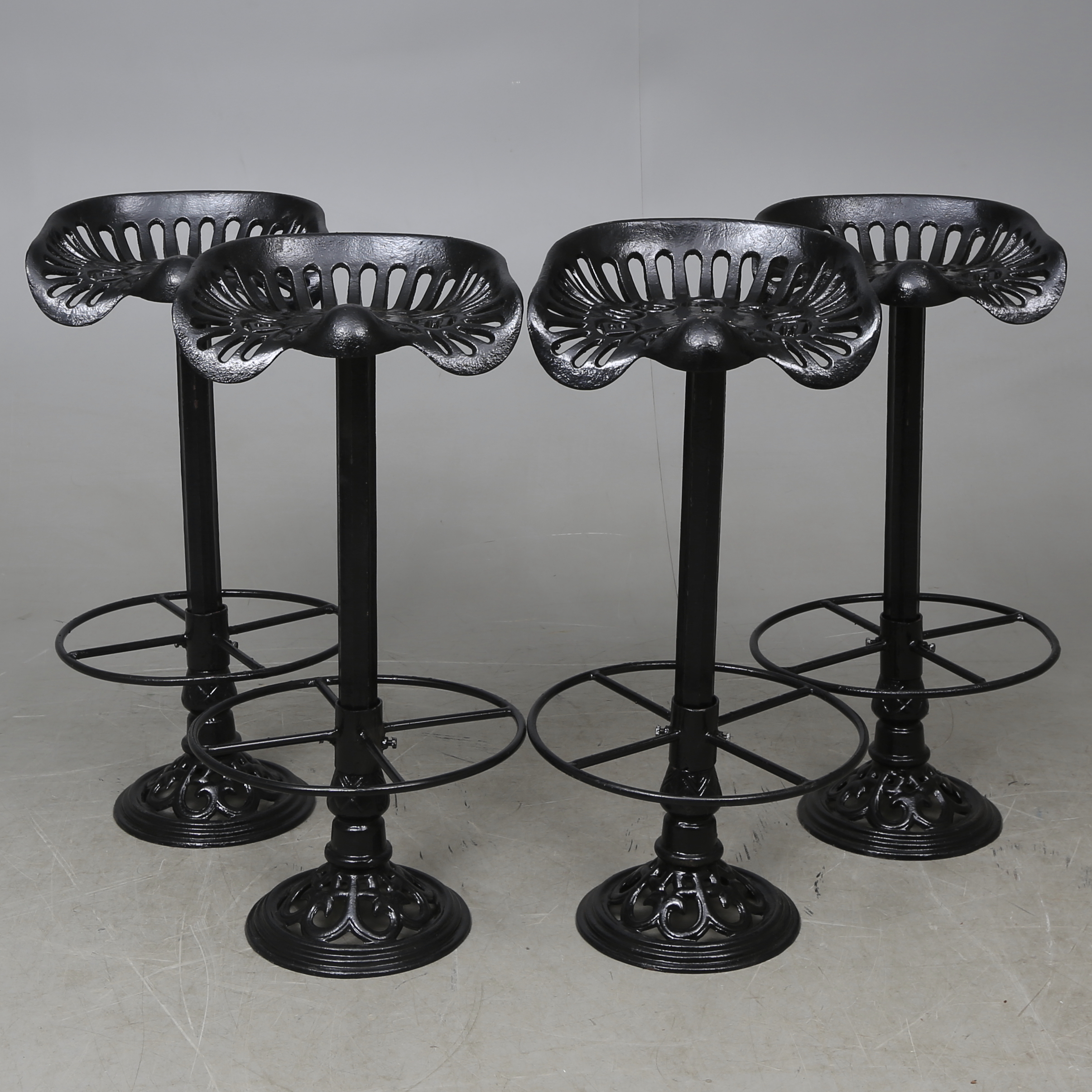 barstolar traktorsits Barstolar Med Traktorsits, 4 St, 2000-Tal. Möbler - Fåtöljer & Stolar - Auctionet