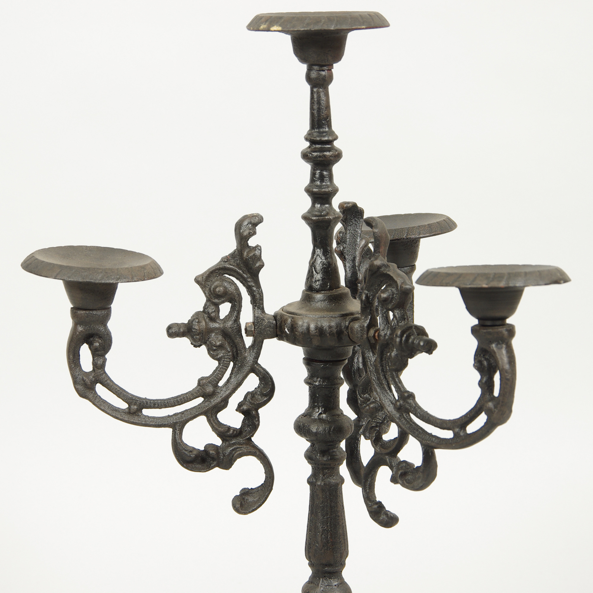 Kandelaber Gjutjärn Bilder för 387616. KANDELABER för 4 ljus, gjutjärn, samtida.