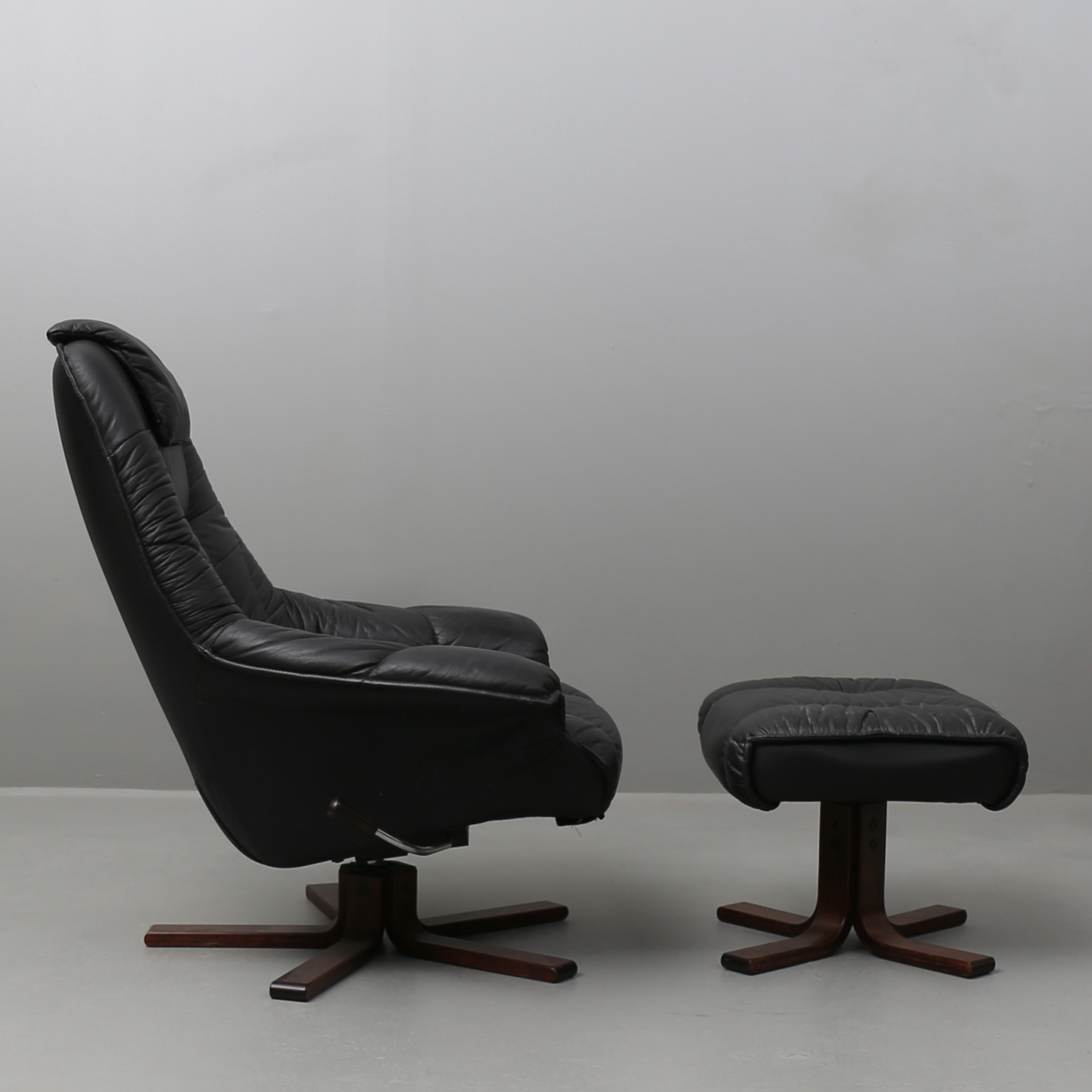 Läsfåtölj Med Fotpall Bilder för 390735. LÄSFÅTÖLJ med FOTPALL, svart skinn och trä.