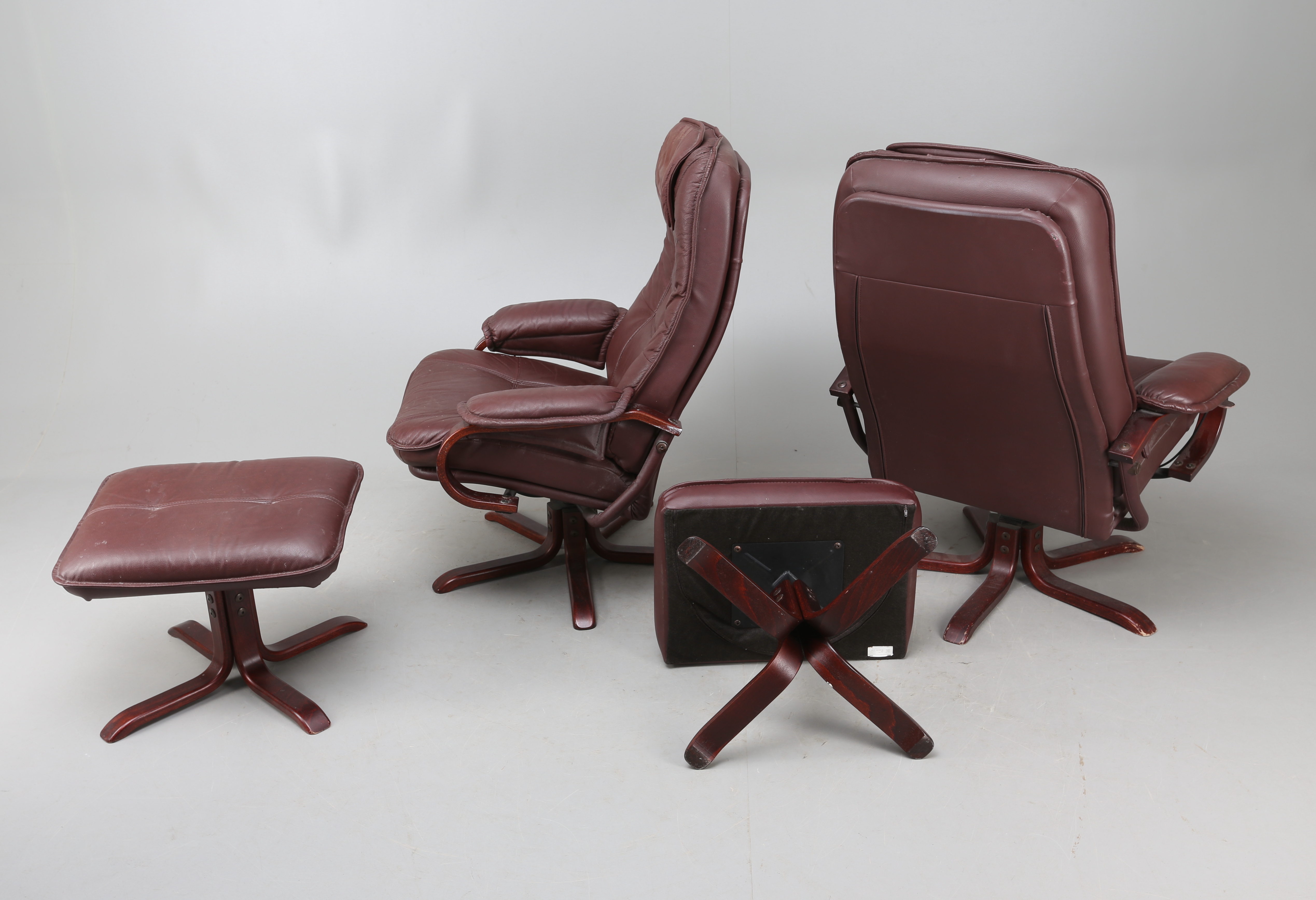 Skinnfåtöljer Med Fotpall Bilder för 397777. SKINNFÅTÖLJER med FOTPALLAR, 4 delar, 1900talets