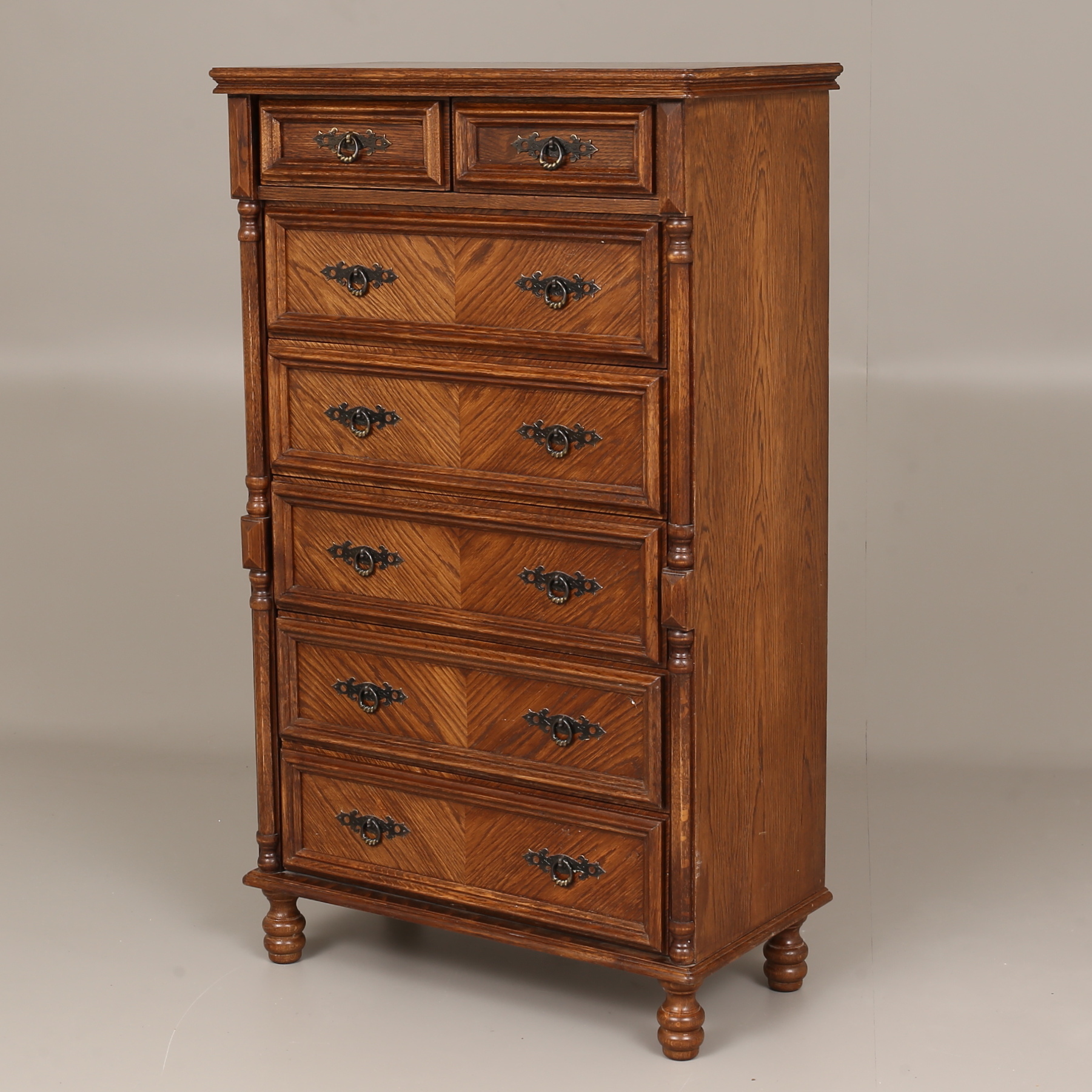 Byrå, Ek, Carpati, 1900-Tal. Möbler - Byråar - Auctionet