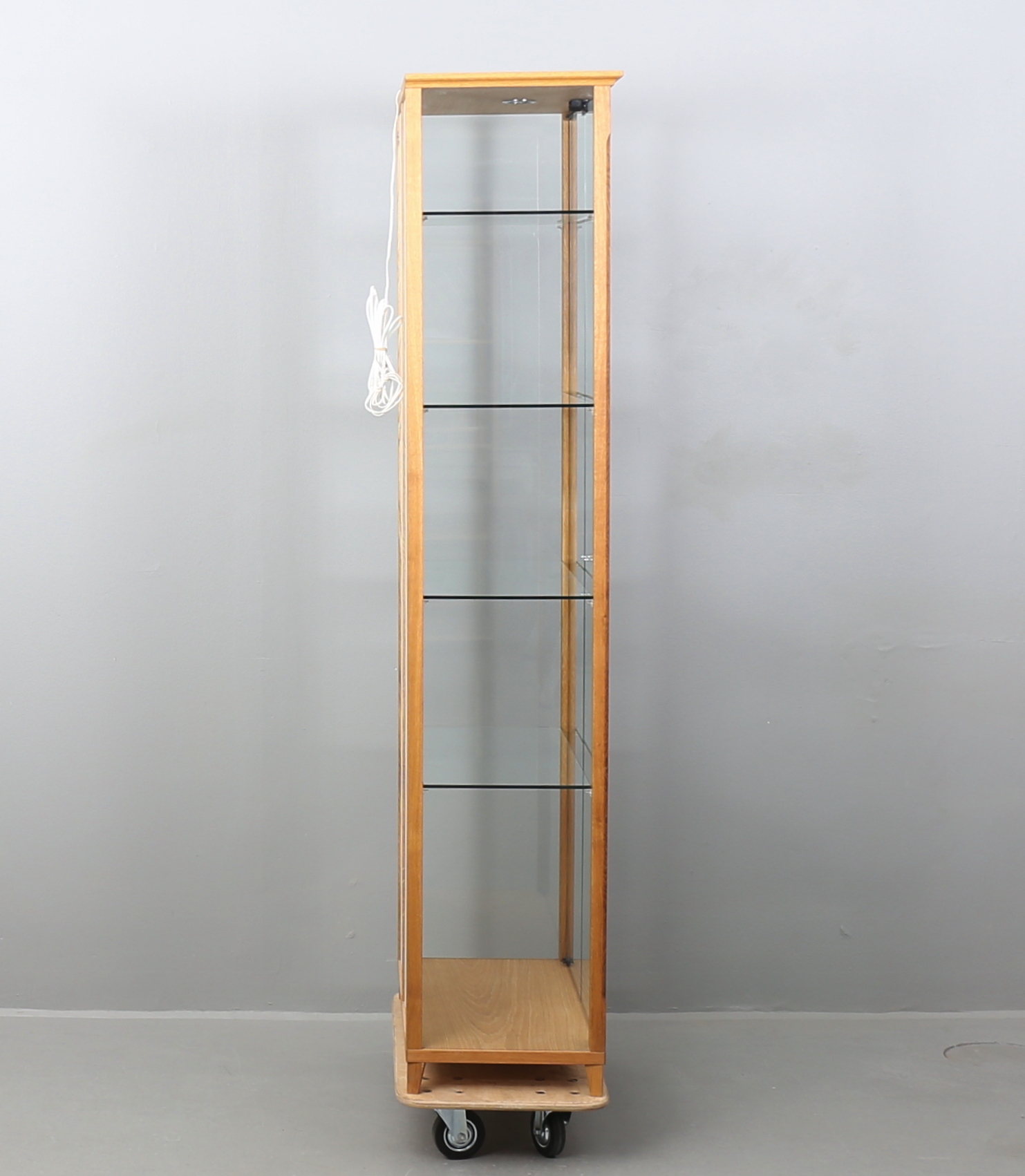 Vitrin Belysning Bilder för 416600. VITRIN i glas, med belysning, modern tillverkning