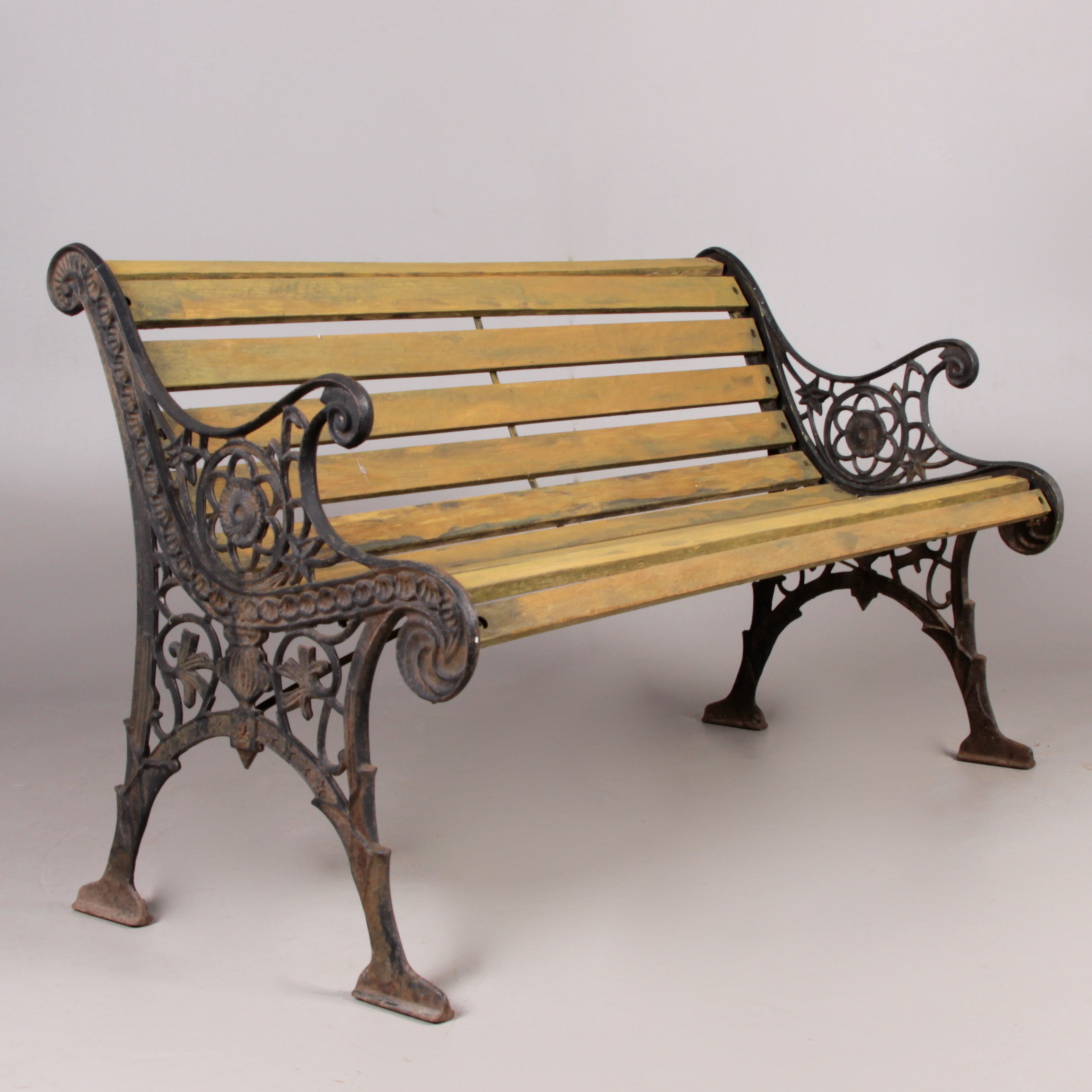 parksoffa gjutjärn Trädgårdssoffa, Gjutjärn Samt Trä, 1900-Tal. Möbler - Trädgårdsmöbler - Auctionet
