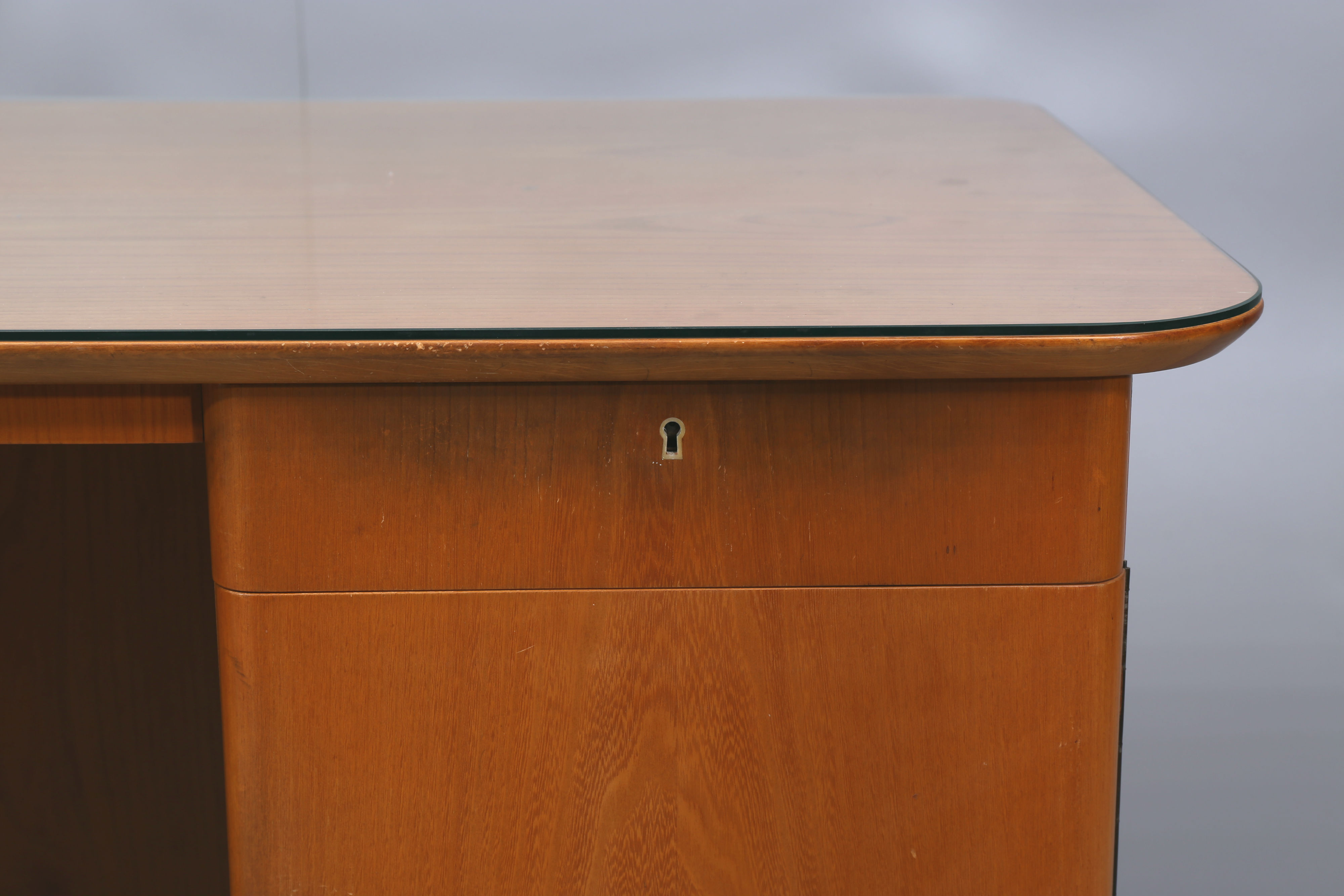 Skrivbord Med Lådor Och Skåp Bilder för 470834. SKRIVBORD MED GLASSKIVA, hyllor, lådor och skåp