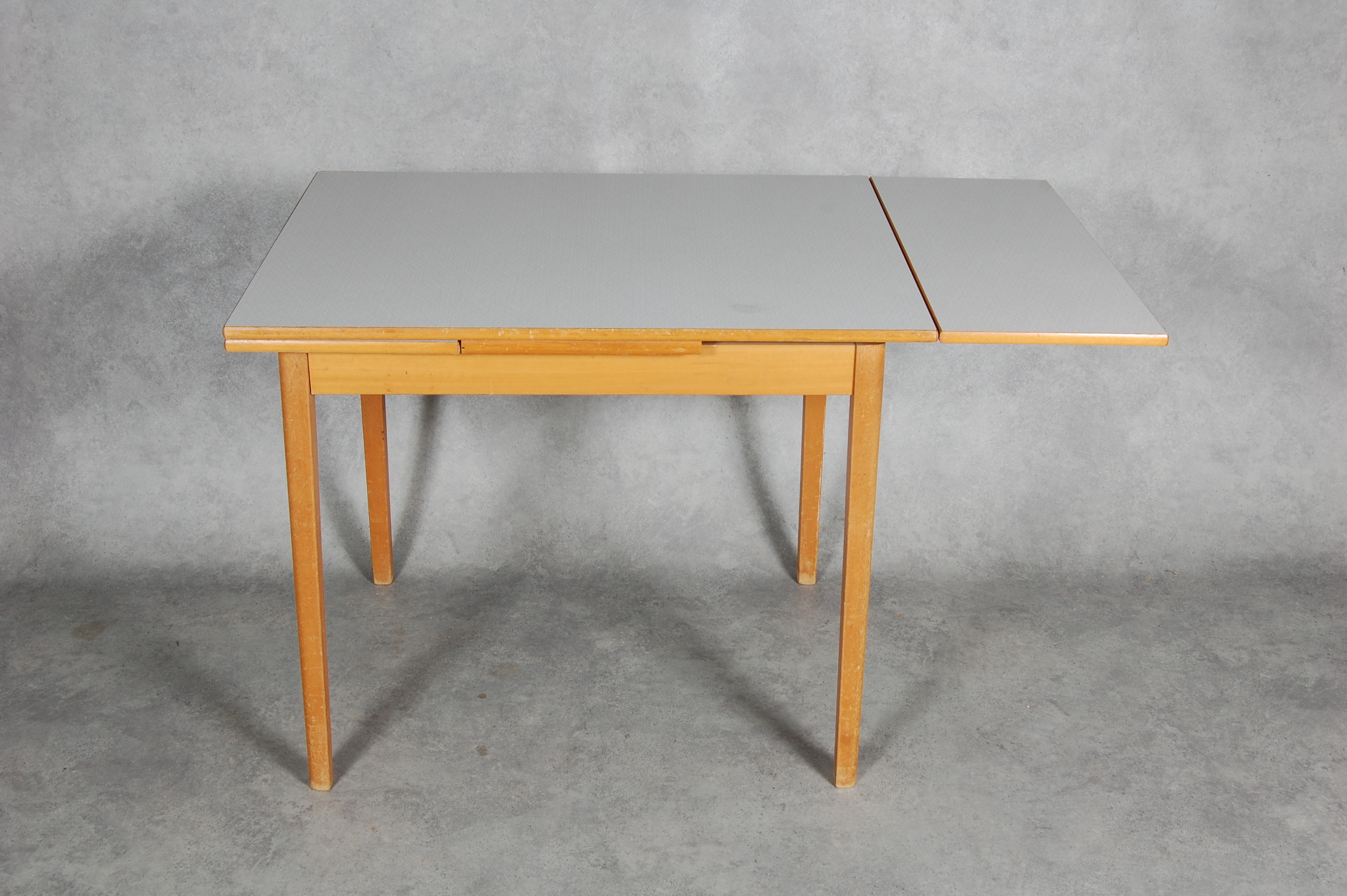 Köksbord Med Perstorpsskiva Bilder för 47396. KÖKSBORD, med Perstorpsskiva, " Virrvarr, 195060