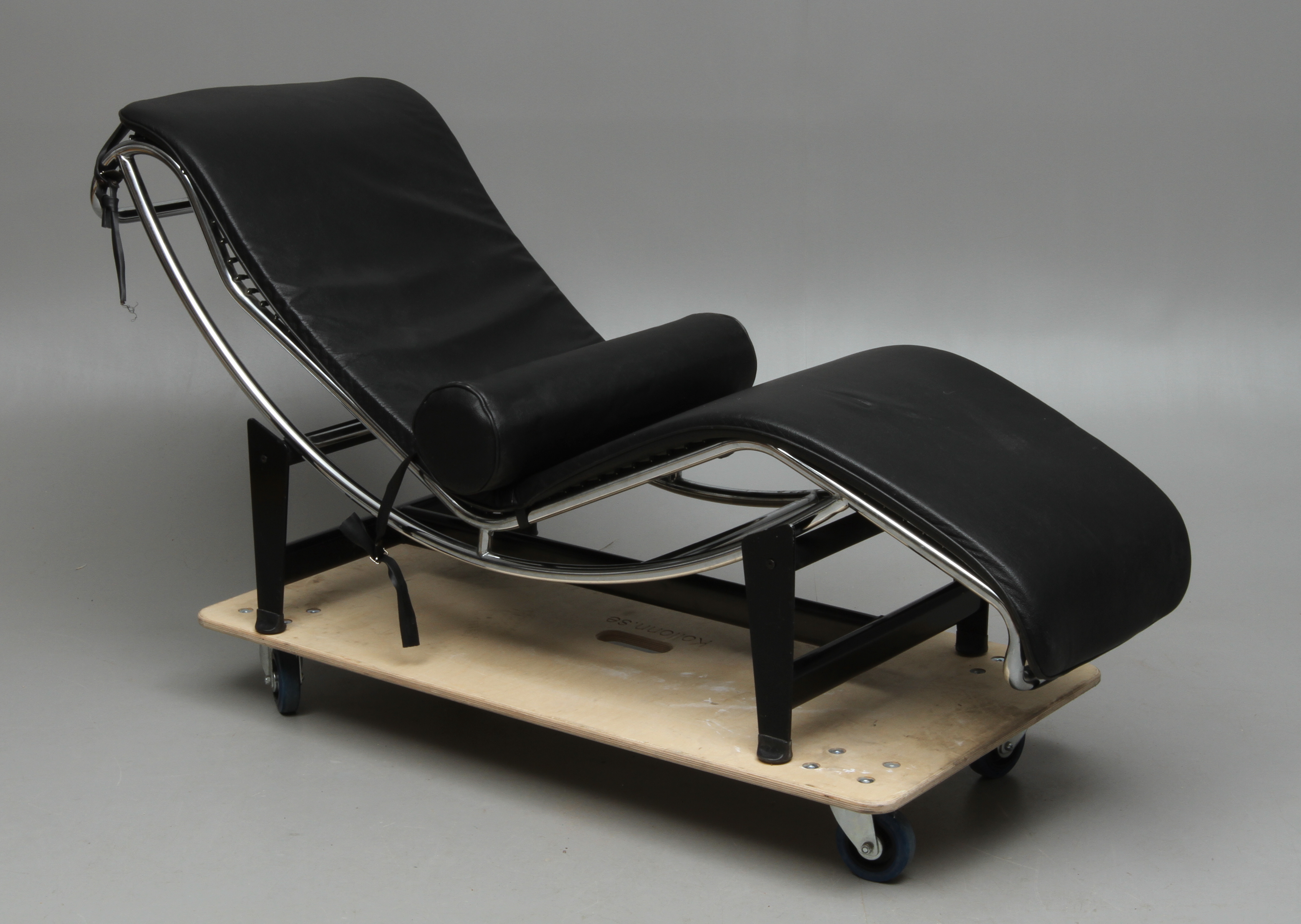 Lc4 Liggfåtölj Bilder för 49121. LIGGFÅTÖLJ/VILSTOL, efter Le Corbusier LC4, 19/2000