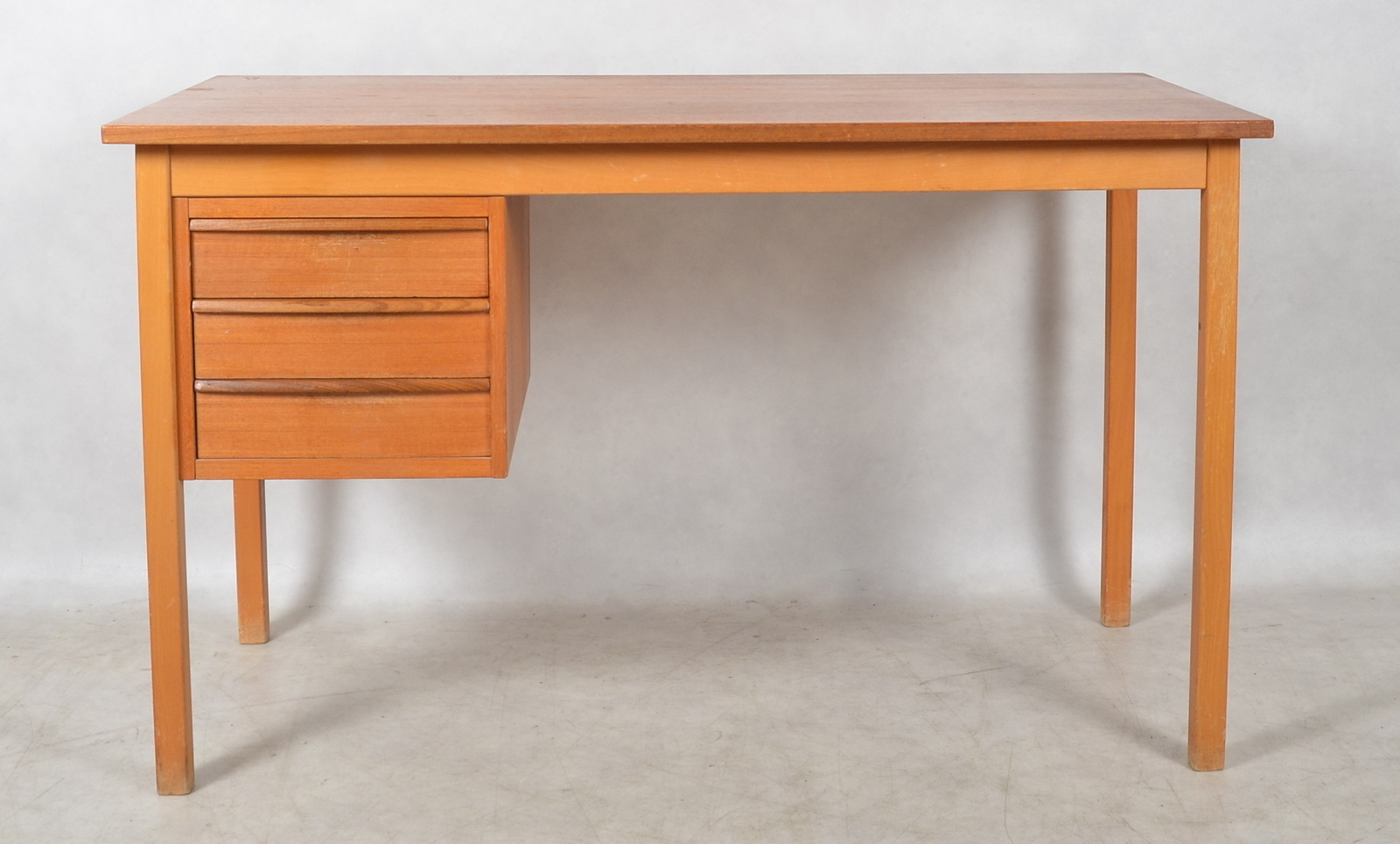 SKRIVBORD, teak, 1950/60tal. Möbler Bord