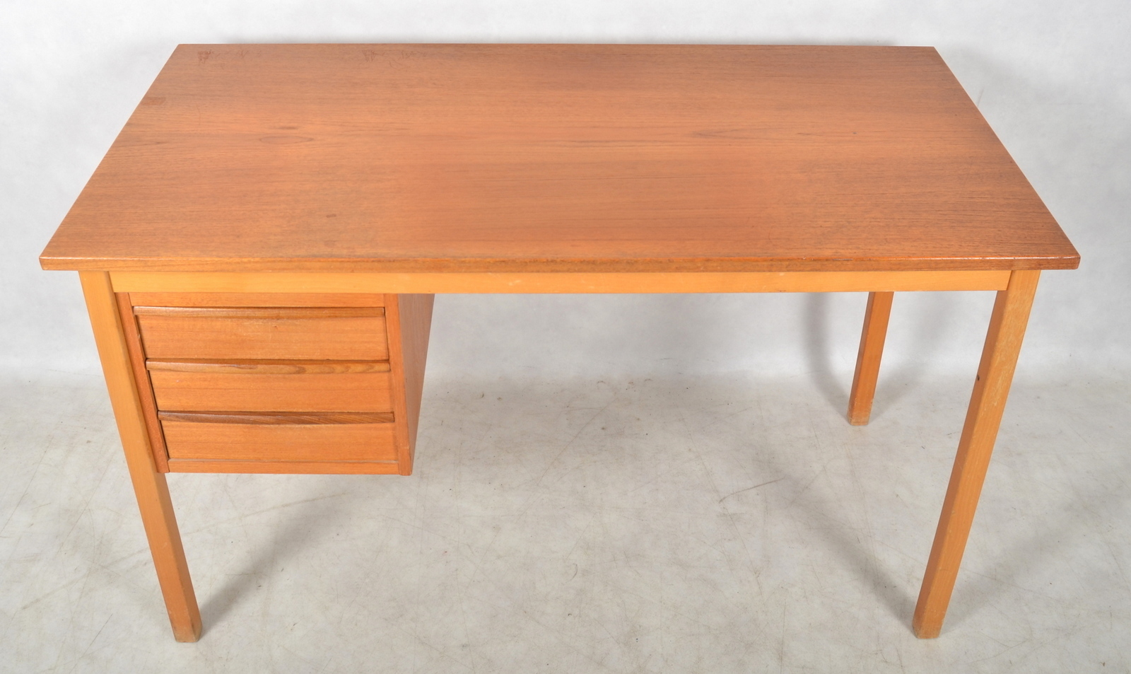 SKRIVBORD, teak, 1950/60tal. Möbler Bord