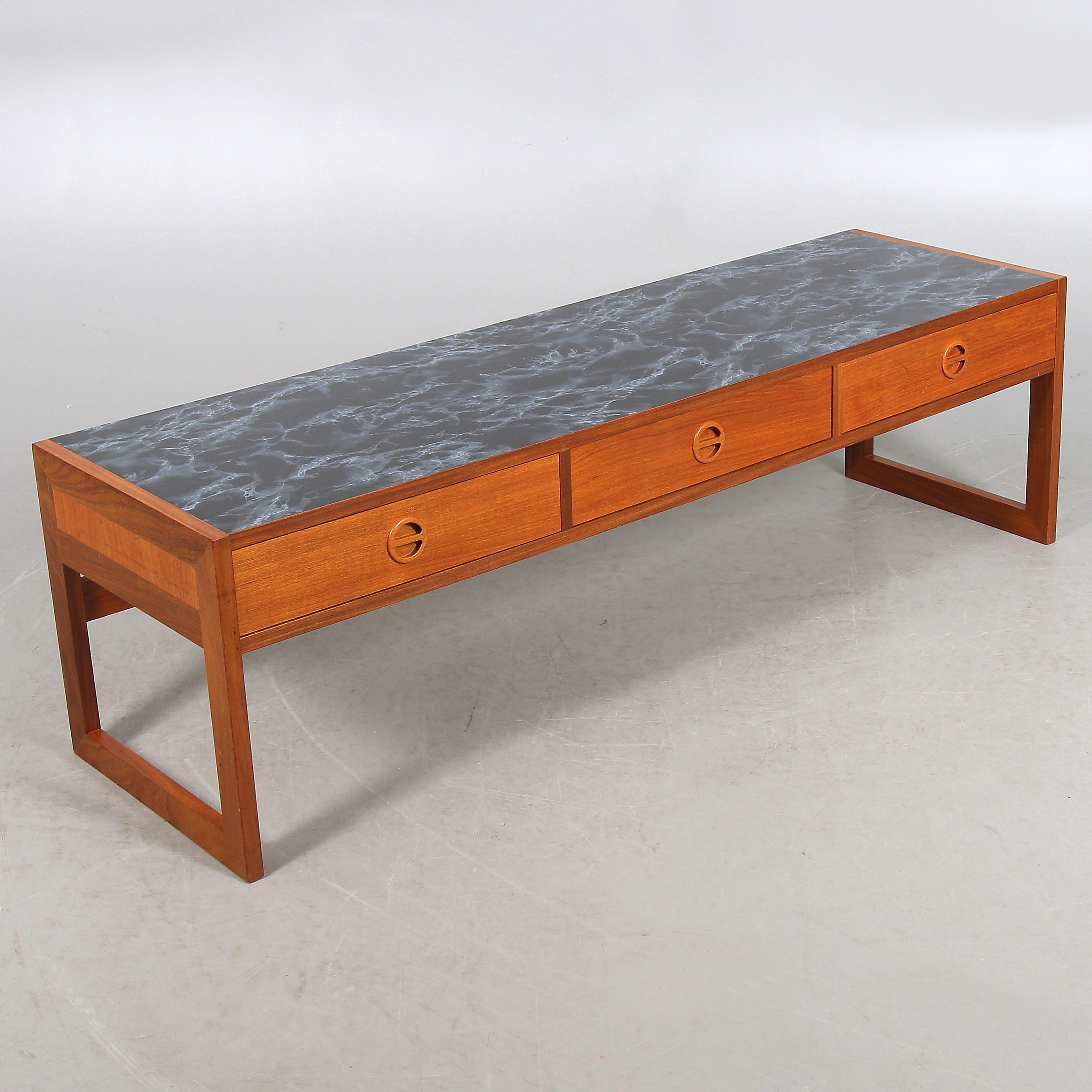 teak tv bänk Sideboard / Tv-Bänk, Teak, 1960-Tal. Möbler - Skåp & Hyllor - Auctionet