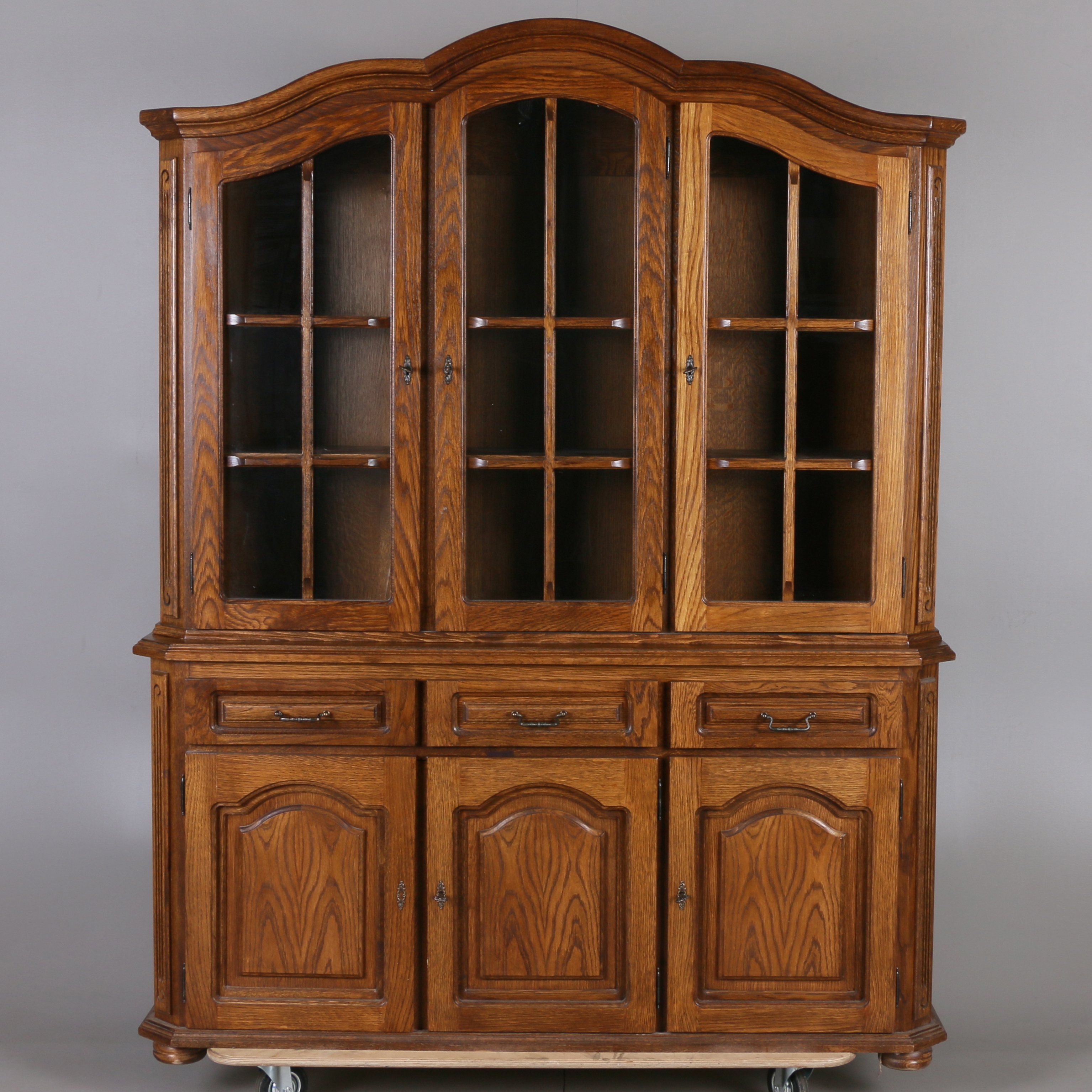 carpati möbler återförsäljare Display Cabinet, Oak Veneer, Carpati, 1900S Later Part. Furniture - Cupboards & Shelves - Auctionet