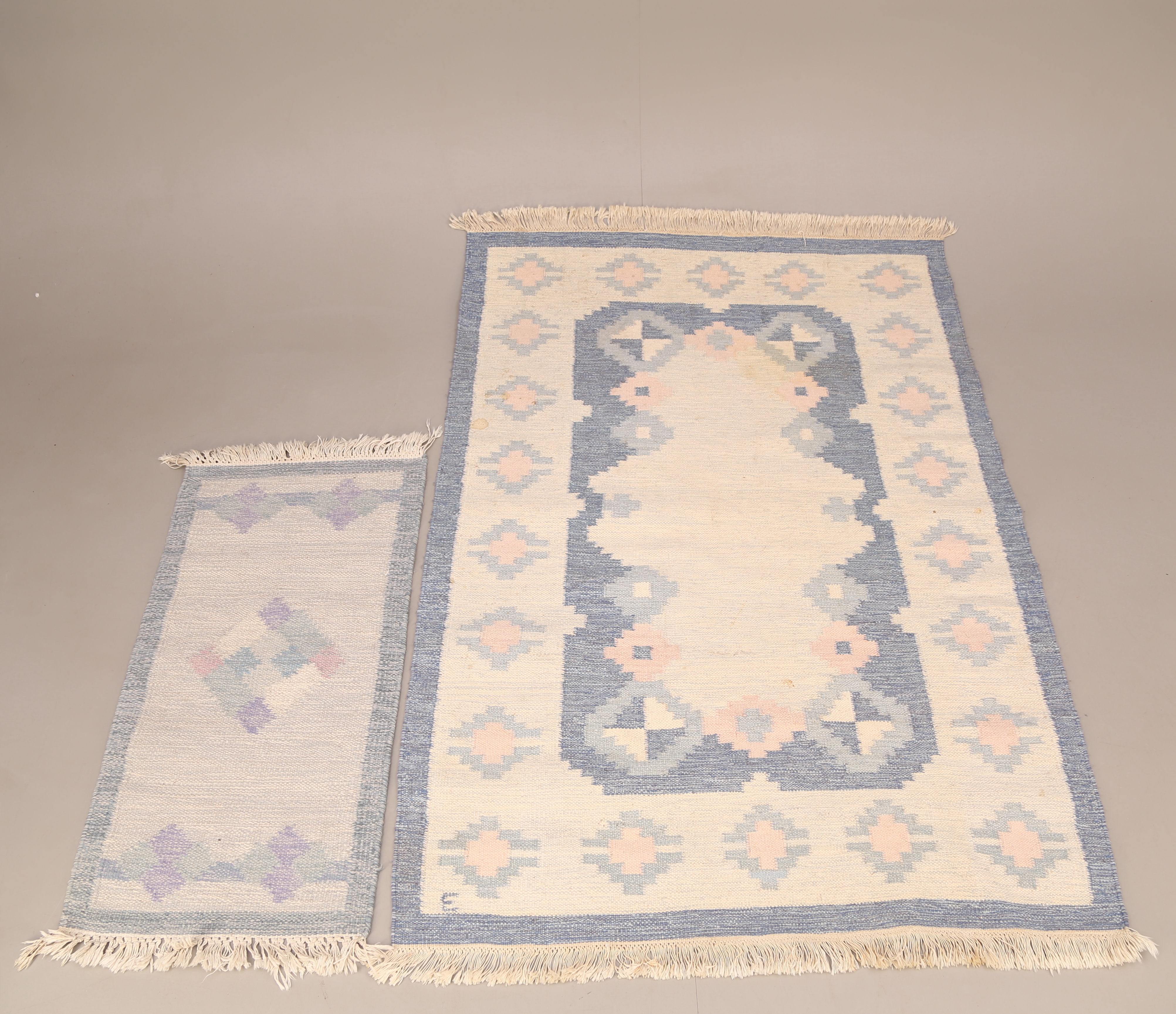 röllakansmattor Röllakansmattor, 2 St, Blåvit Bottenfärg, 60X118 Cm + 137X198 Cm, 1900-Tal. Mattor & Textil - Mattor - Auctionet