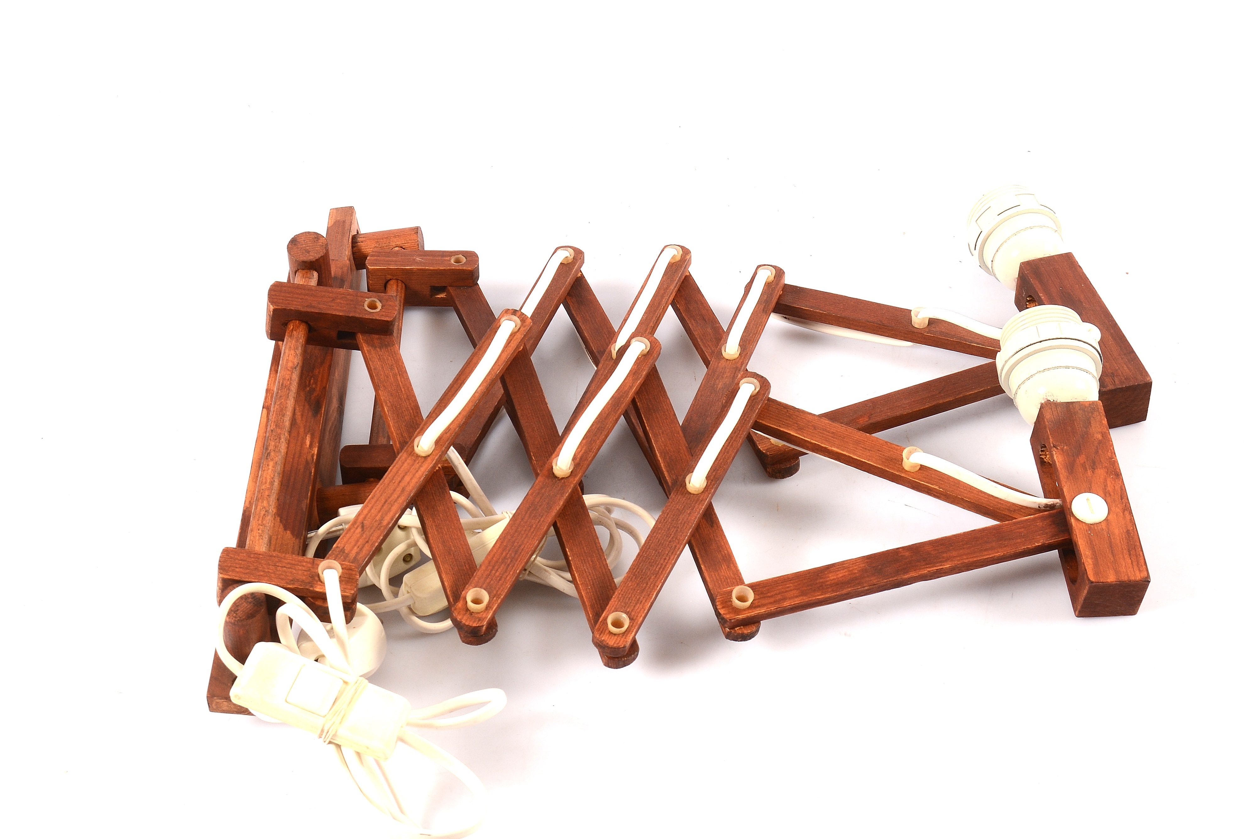 saxlampor Saxlampor, 1 Par, Betsad Trä, 1900-Tal. Belysning & Lampor - Vägglampor - Auctionet