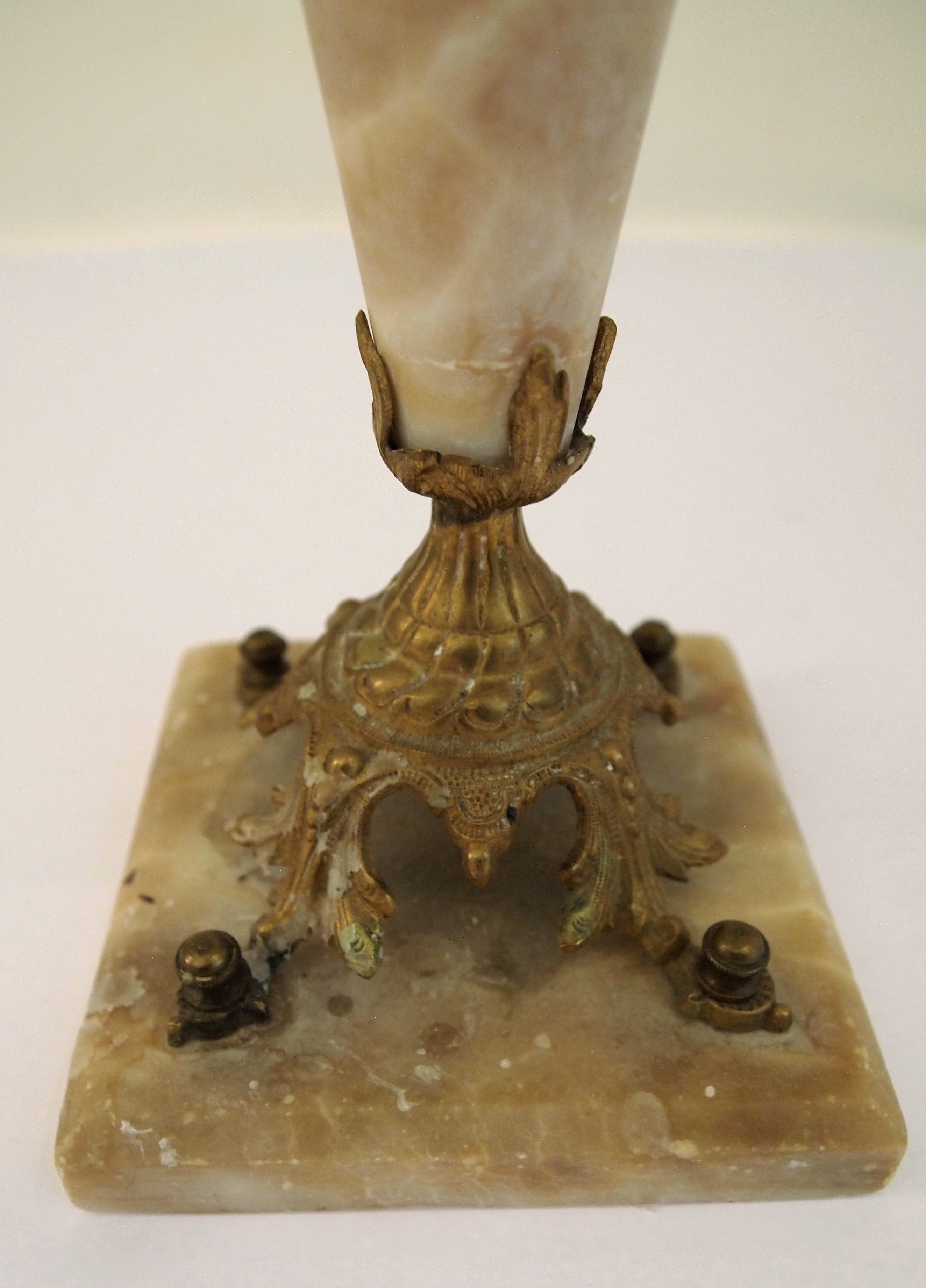 Kandelaber Med Prismor Bilder för 732029. KANDELABER MED PRISMOR, MARMOR OCH MÄSSING.