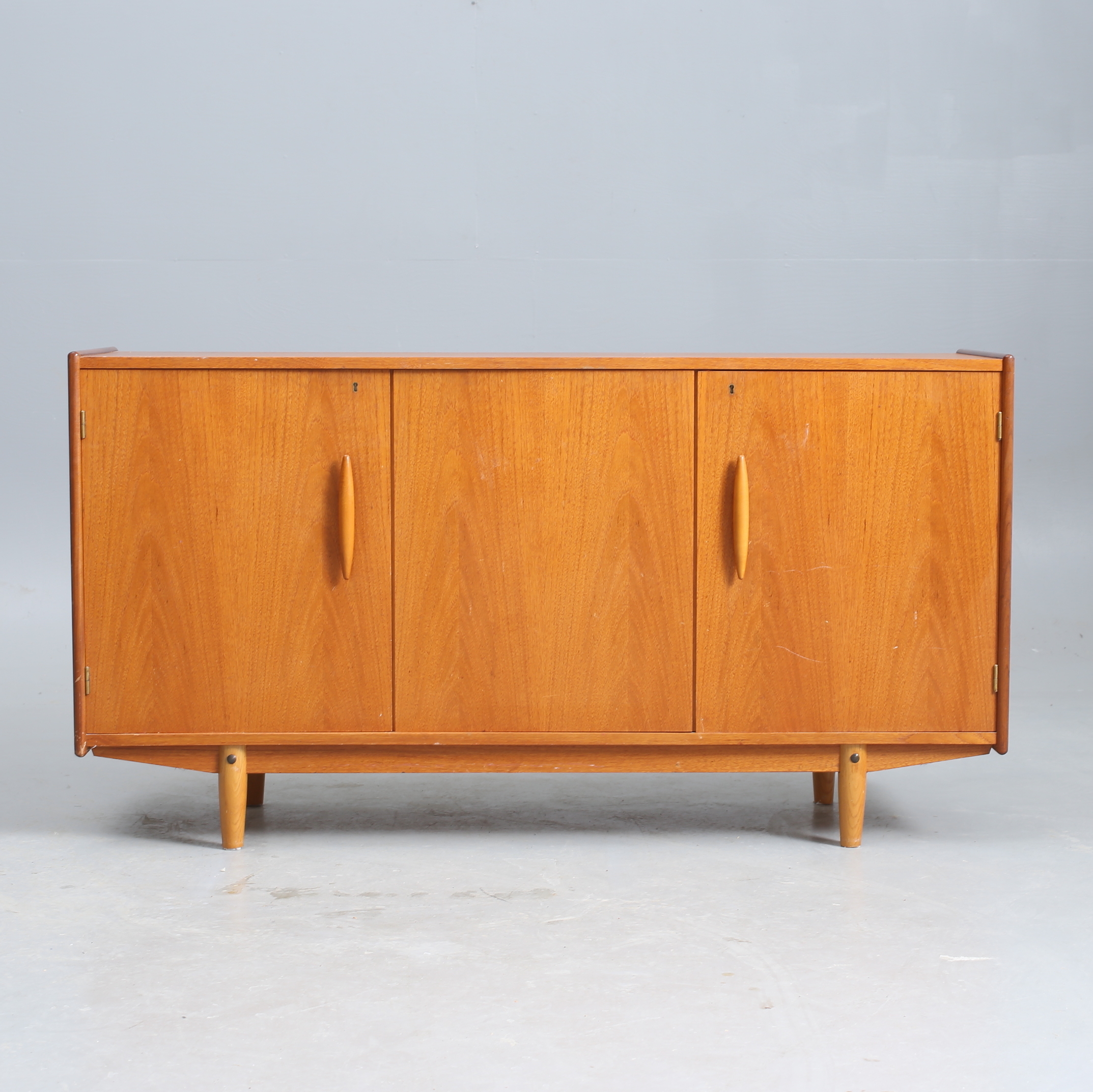 tv bänk teak Sideboard, Teak 1960-Tal. Tv-Bänk, Tre Dörrar. Möbler - Byråar - Auctionet