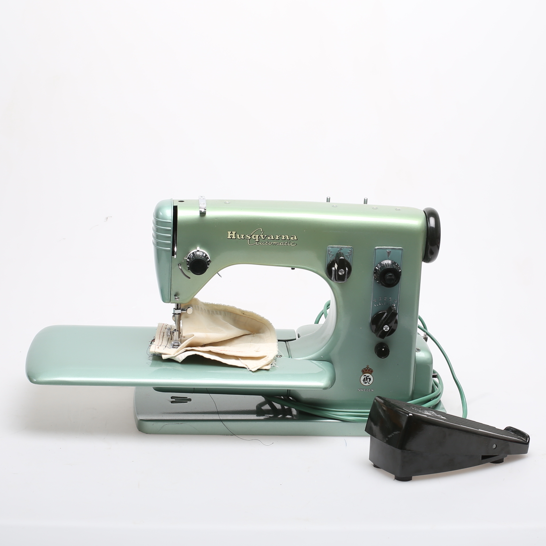 Images for 824408. SEWING MACHINE, Husqvarna automatic, with bag