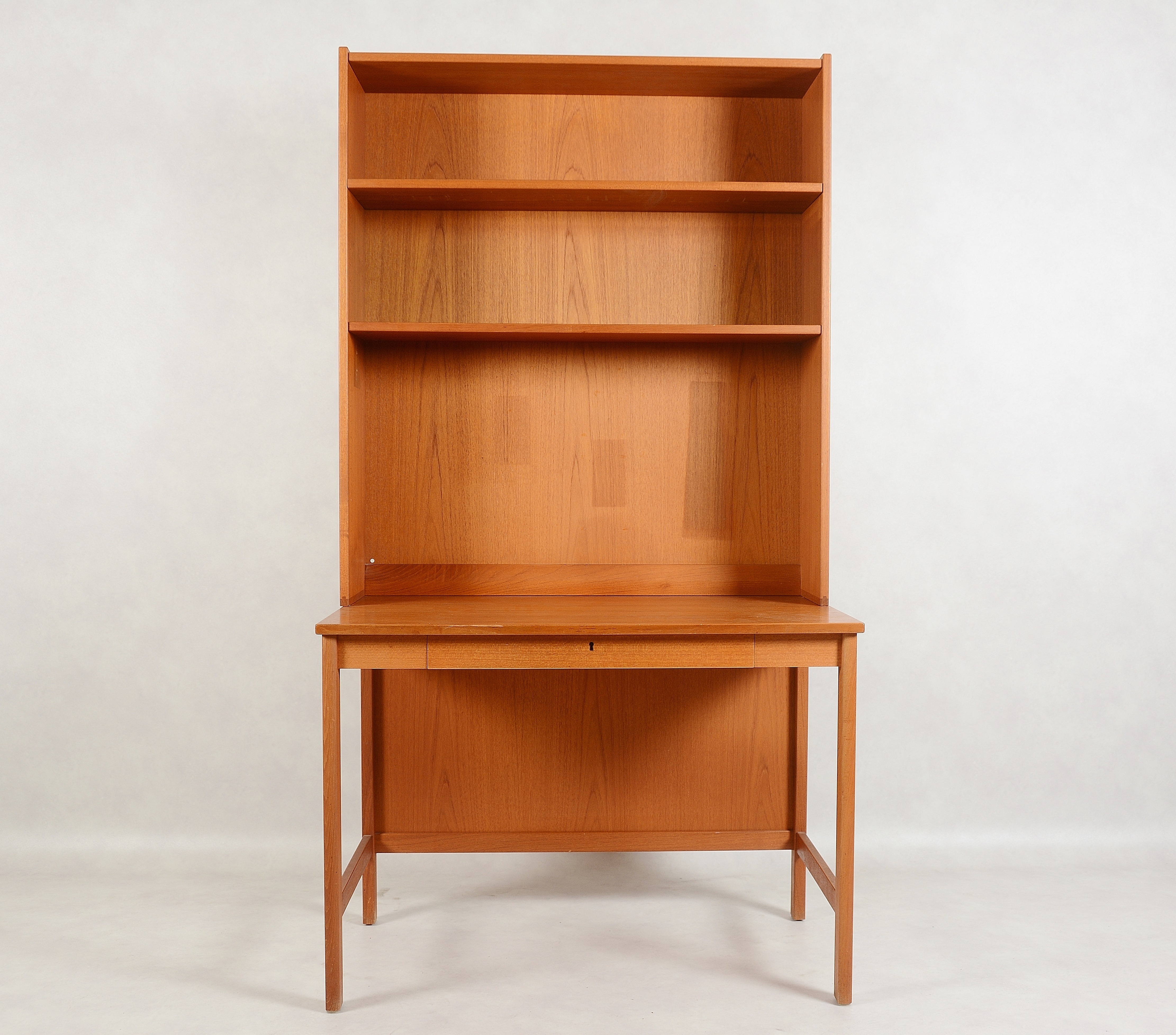 skrivbord med bokhylla Skrivbord Med Bokhylla, Teak, 1950/60-Tal. Möbler - Skåp & Hyllor - Auctionet