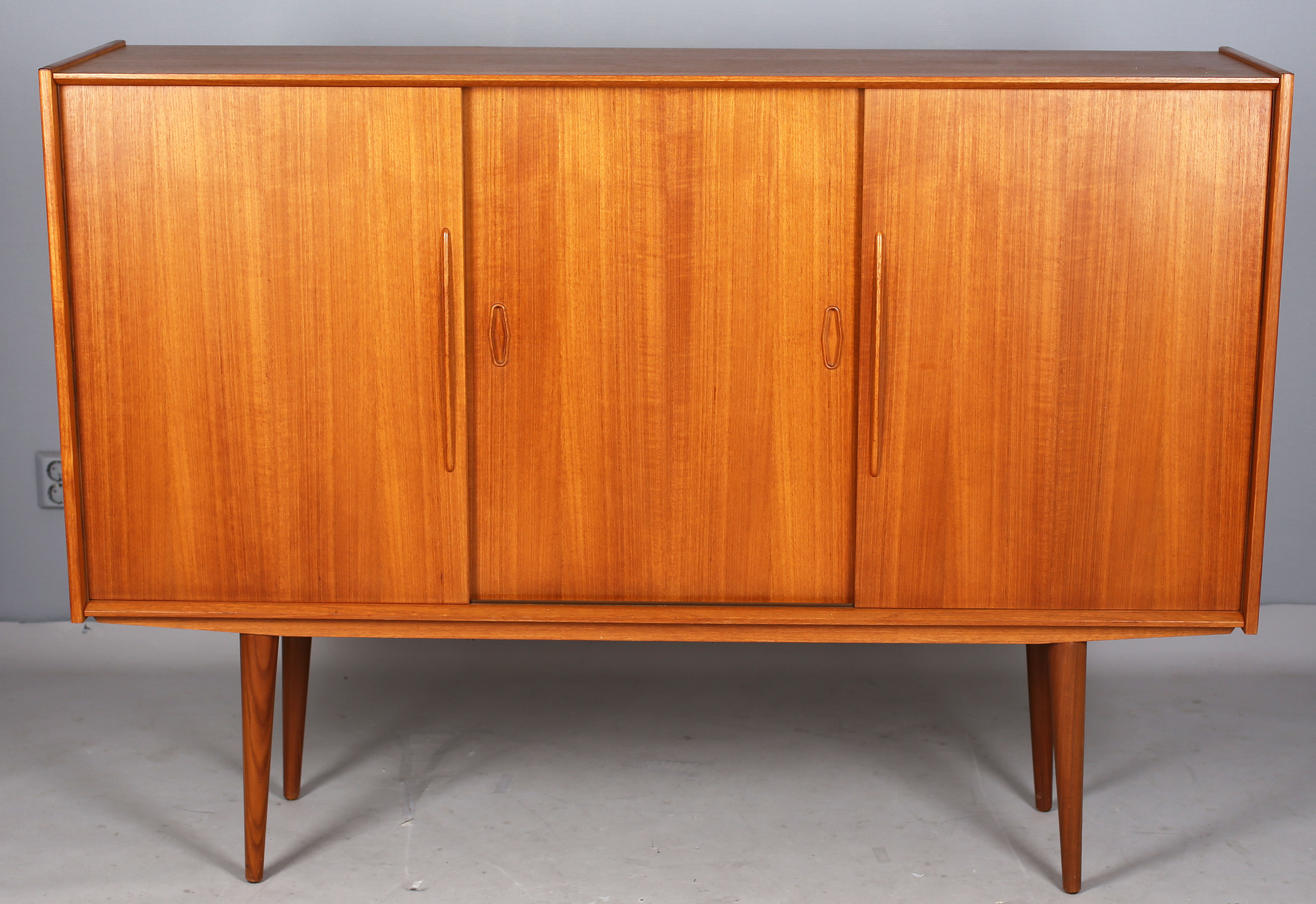 Skänk, Teak, 1950-Tal. Möbler - Skåp & Hyllor - Auctionet