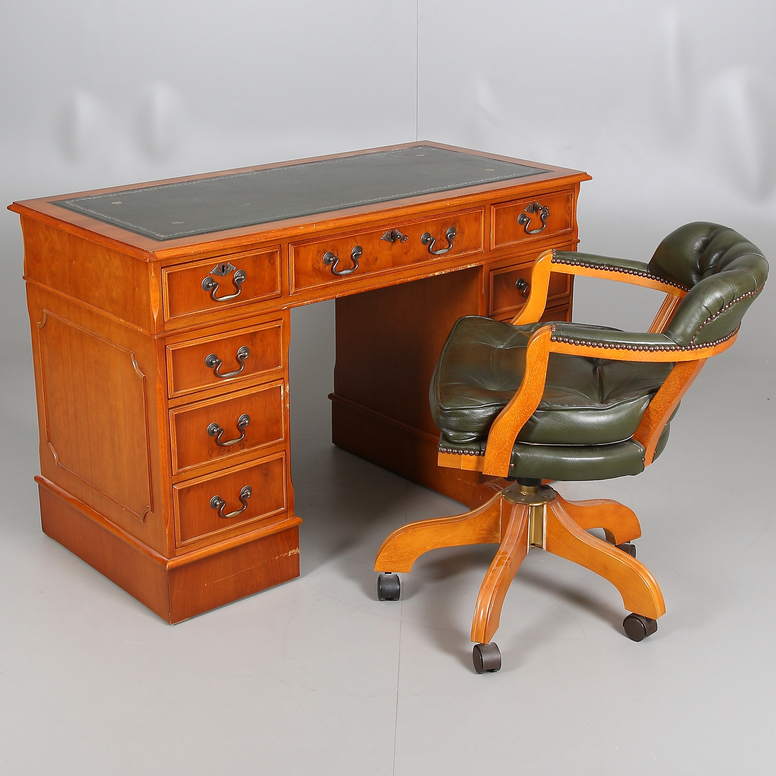 engelsk skrivbord Skrivbord Och Stol, Engelsk Stil, 1900-Tal. Möbler - Bord - Auctionet