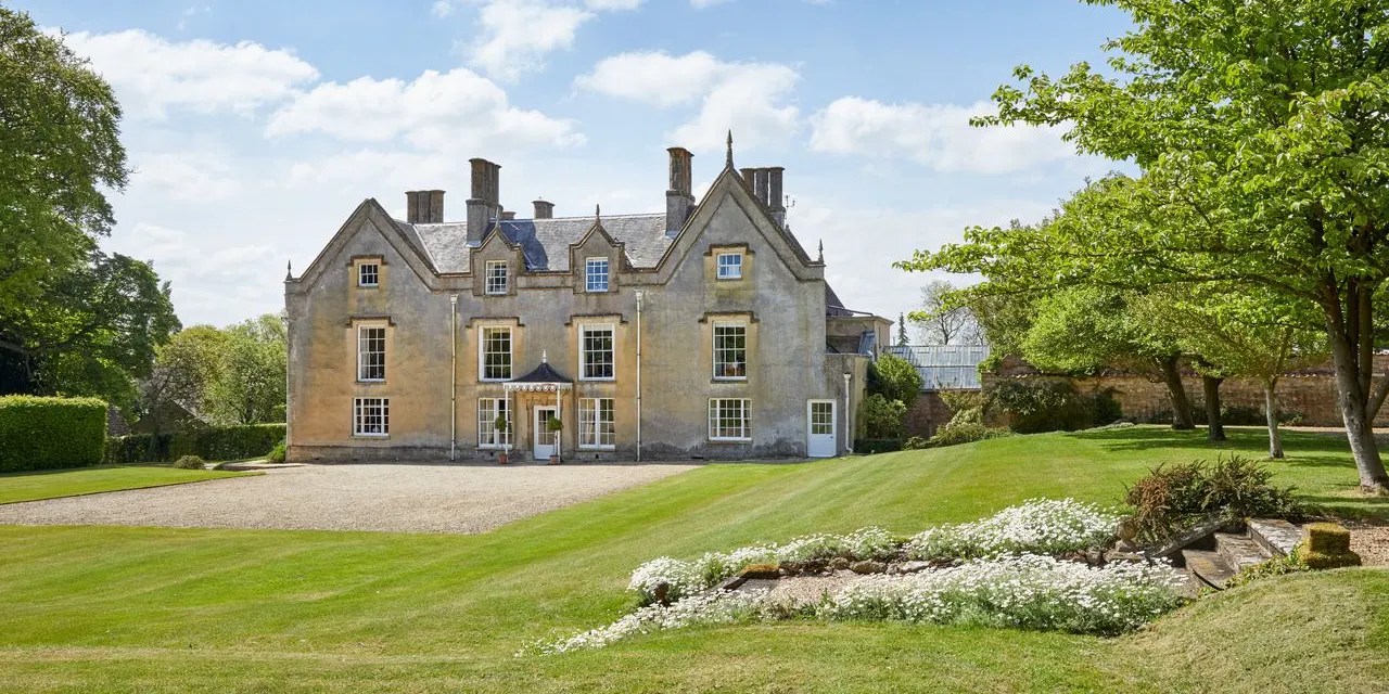 17thCentury English Manor With Modern Amenities Comes to