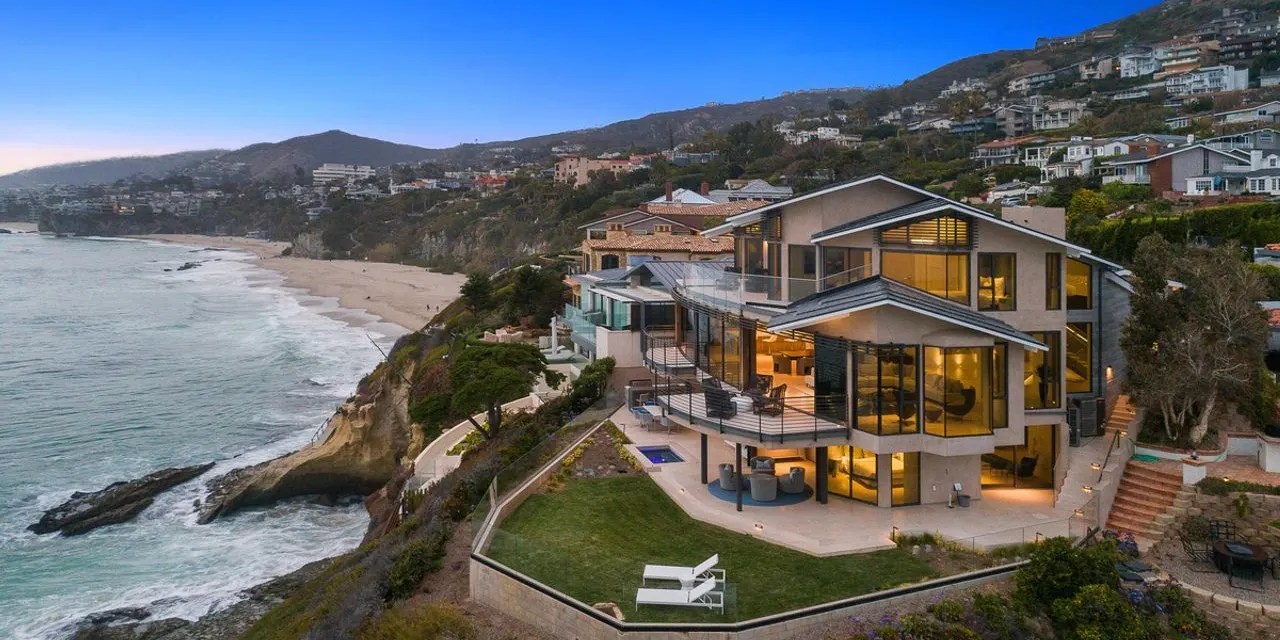 Prominent Art Activist Lists Dramatic BluffSide Home in Laguna Beach