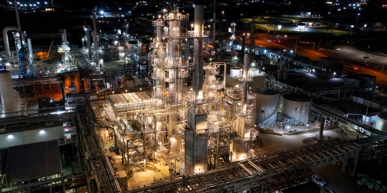 Calumet Specialty Products Plant Hits Milestone, Turns Beef Fat Into Jet Fuel Barron's