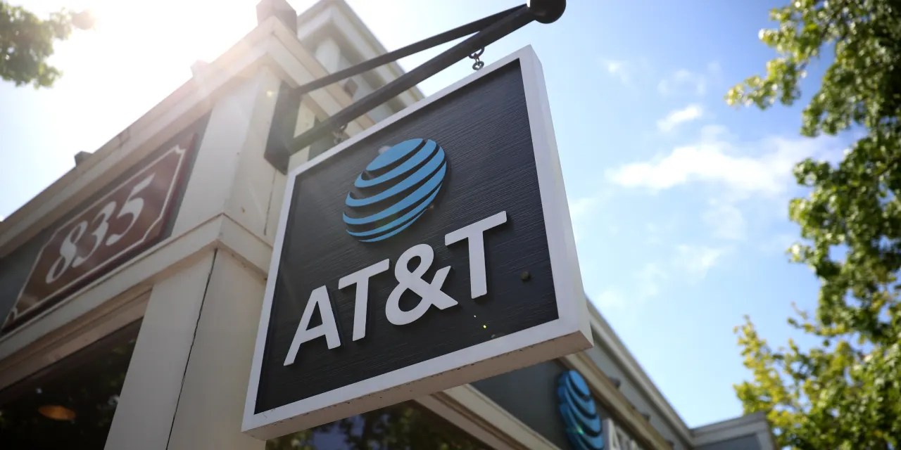 Verizon, AT&T Stocks Fell on Fear Over Lead. Watch the Earnings for