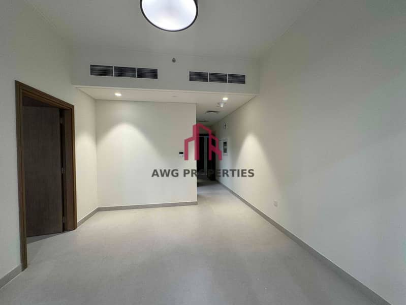 Brand New Building Near Metro Prime Location