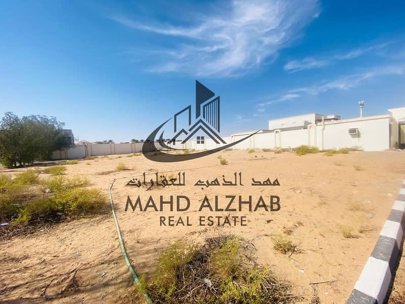 Duplex Commericel Building Shop's Offices Were house Basement