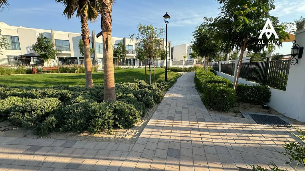 Brand New Villa Corner Unit near to pool and park