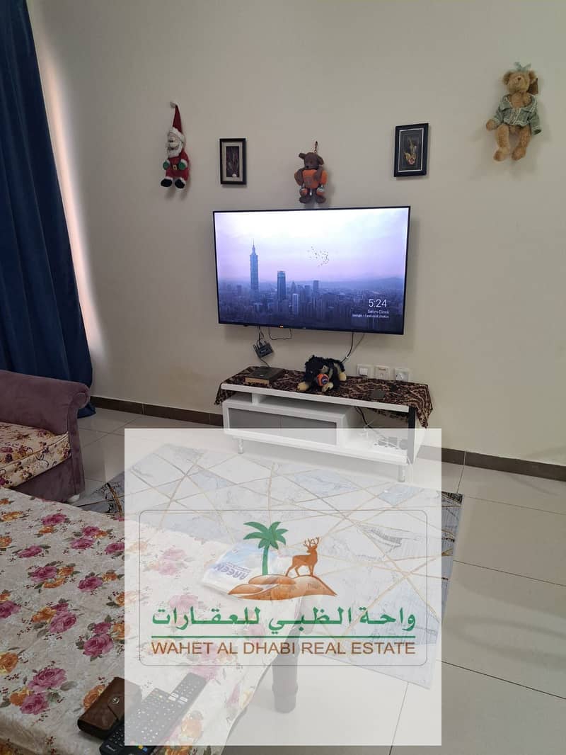 A room and a hall, second occupant, for monthly rent, with luxurious