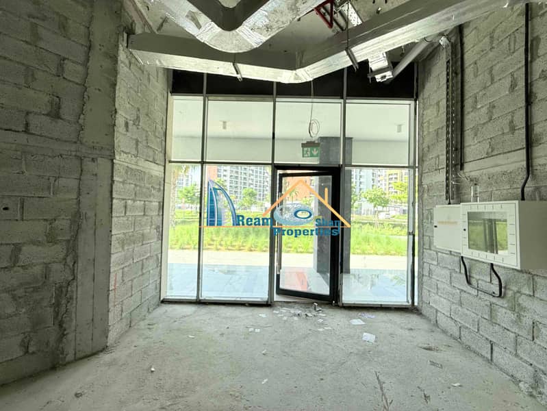 CORNER SHOP BLVD VIEW / PRIME LOCATION