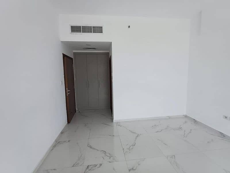 Spacious Layout Close to Metro With Maid Room