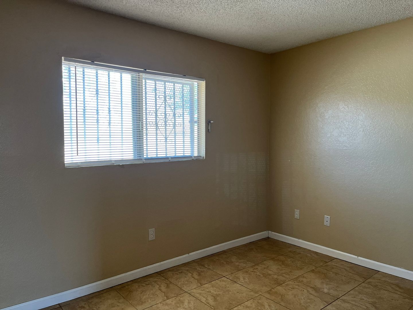 10443 Cimmeron Trail Dr, Adelanto, CA 92301