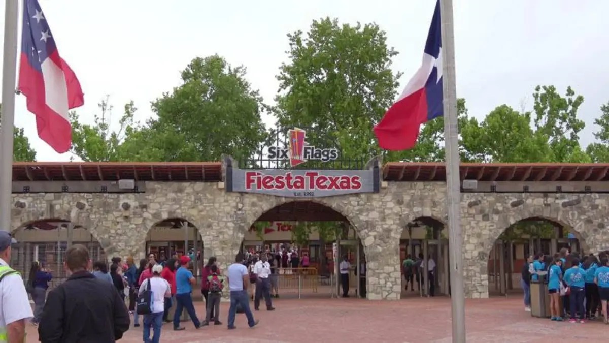 Six Flags Fiesta Texas — Crowd Calendar 2026 & Live Wait Times Crowd(09)