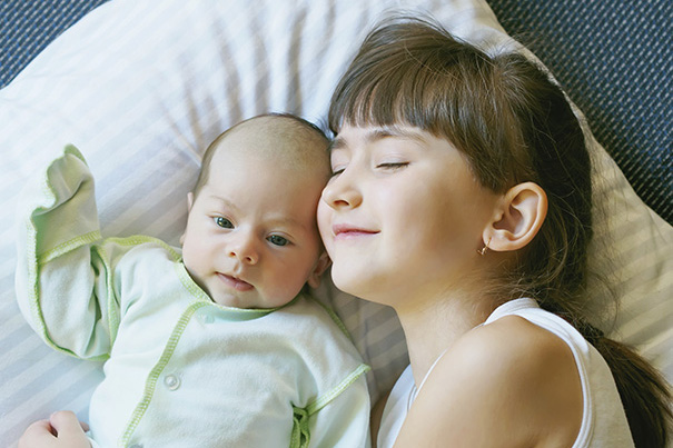 Ein Geschwisterchen kommt Eifersucht aufs Baby Pampers